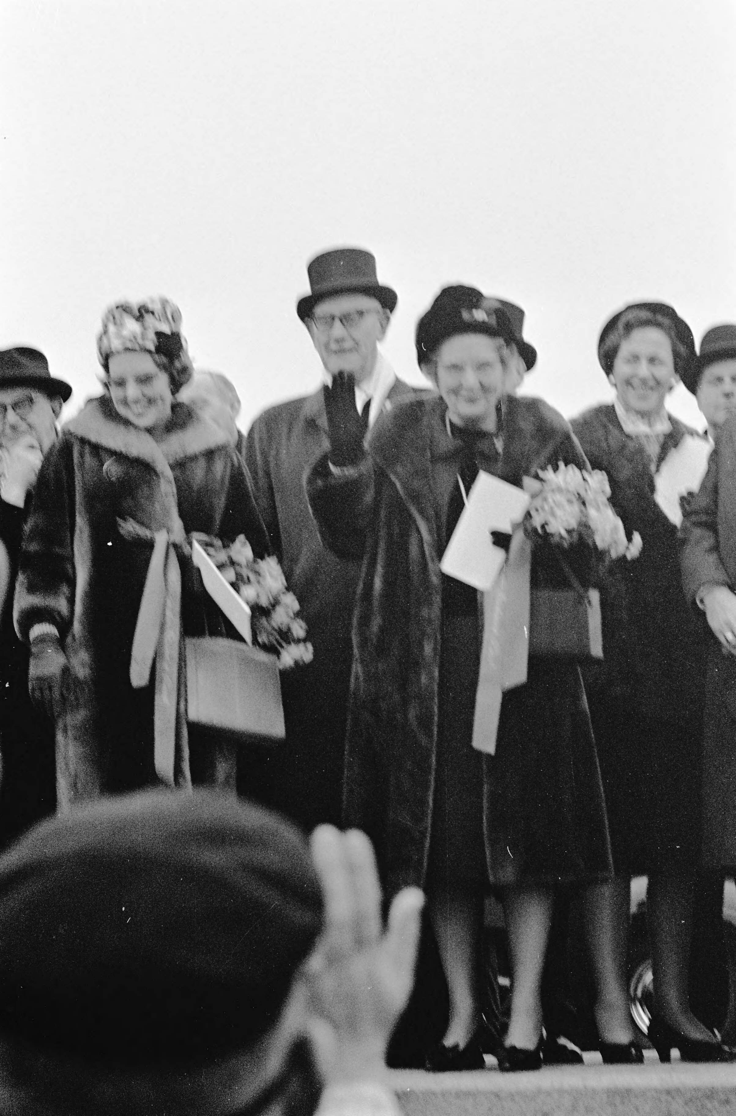Fotocollectie Anefo — Te Scheveningen is de landing en intocht van prins Willem Frederik in 1813 herdacht. Prinses Beatrix en koningin Juliana waren onder de toeschouwers. Achter hen prof. dr. P.J. Bouman, voorzitter van het werkcomité van het Comité Nationale Herdenking — Foto: Walta, Winfried / Anefo. Licentie: Set B: Rechtenvrij / Publiek Domein. Bron: Nationaal Archief. http://hdl.handle.net/10648/aa500430-d0b4-102d-bcf8-003048976d84