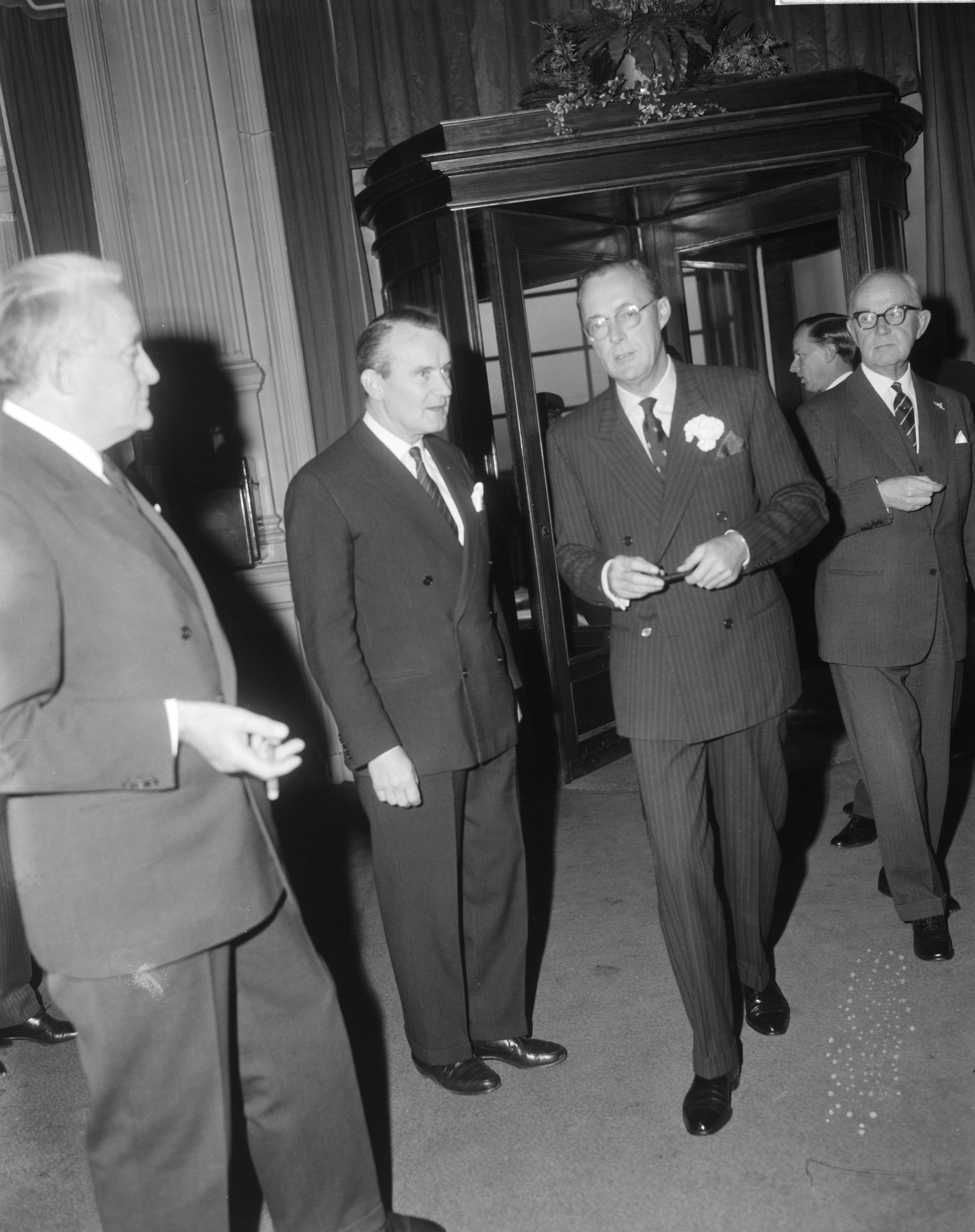 Fotocollectie Anefo — Viering van het veertigjarig bestaan van het NIVE, de Nederlandse Vereniging voor Managers, in het Kurhaus in Scheveningen, in aanwezigheid van prins Bernhard (r.) — Foto: Bilsen, Joop van / Anefo. Licentie: Set B: Rechtenvrij / Publiek Domein. Bron: Nationaal Archief. http://hdl.handle.net/10648/aad06148-d0b4-102d-bcf8-003048976d84