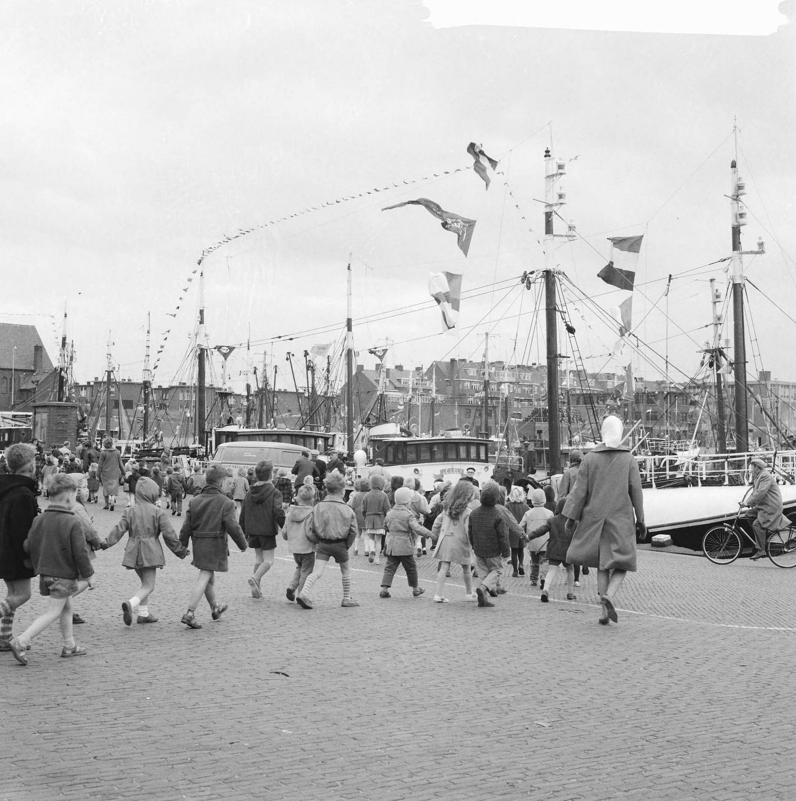 Fotocollectie Anefo — Vlaggetjesdag in Scheveningen — Foto: Koch, Eric / Anefo. Licentie: Set B: Rechtenvrij / Publiek Domein. Bron: Nationaal Archief. http://hdl.handle.net/10648/aa092236-d0b4-102d-bcf8-003048976d84