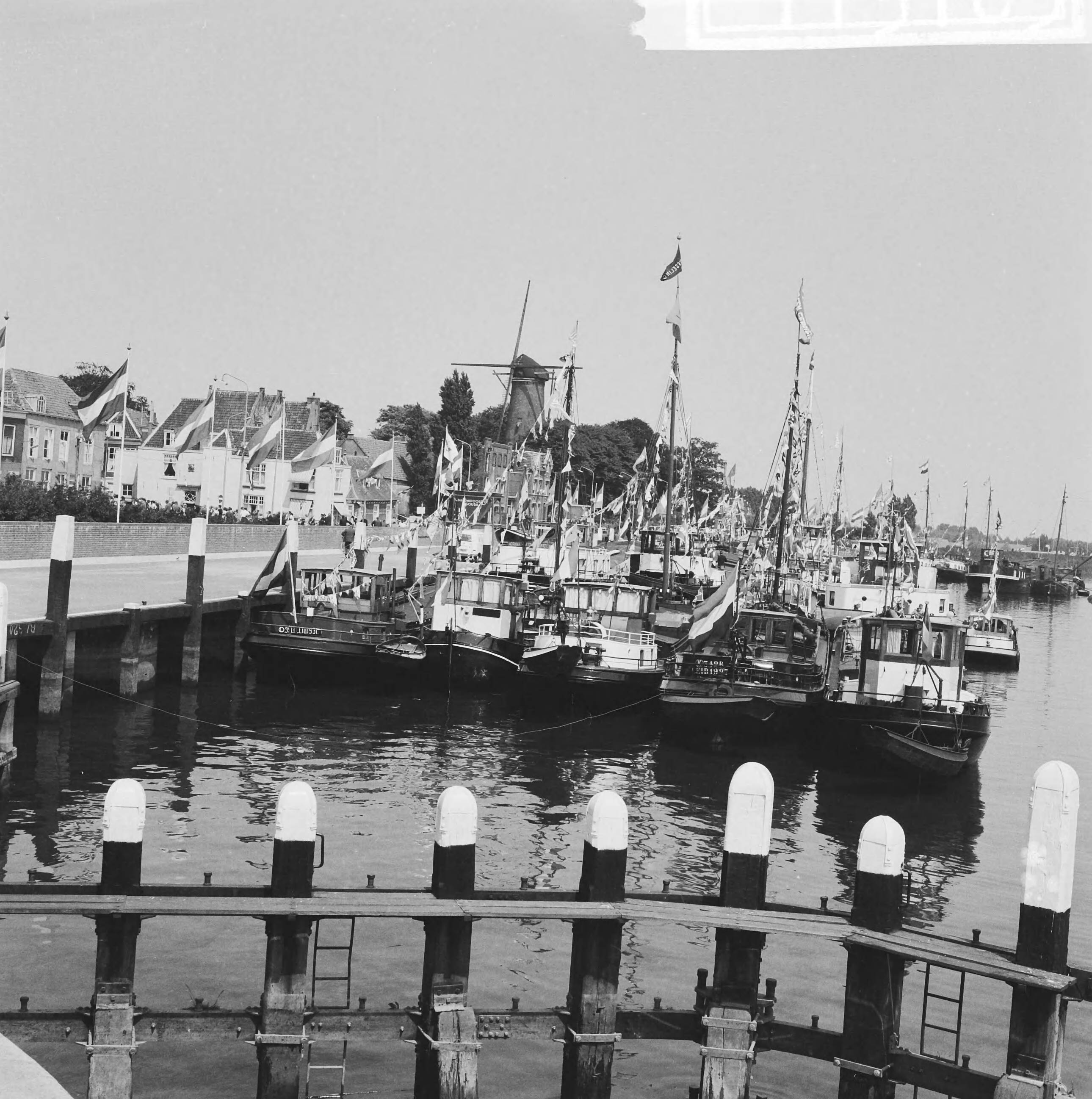 Schippersvereniging Schuttevaer van de afdeling Ouderkerk aan den IJssel — [Gepavoiseerde binnenvaartschepen in de haven van Gouda] — Foto: Behrens, Herbert F. / Anefo. Licentie: Set B: Rechtenvrij / Publiek Domein. Bron: Nationaal Archief. http://hdl.handle.net/10648/a9b0e31e-d0b4-102d-bcf8-003048976d84