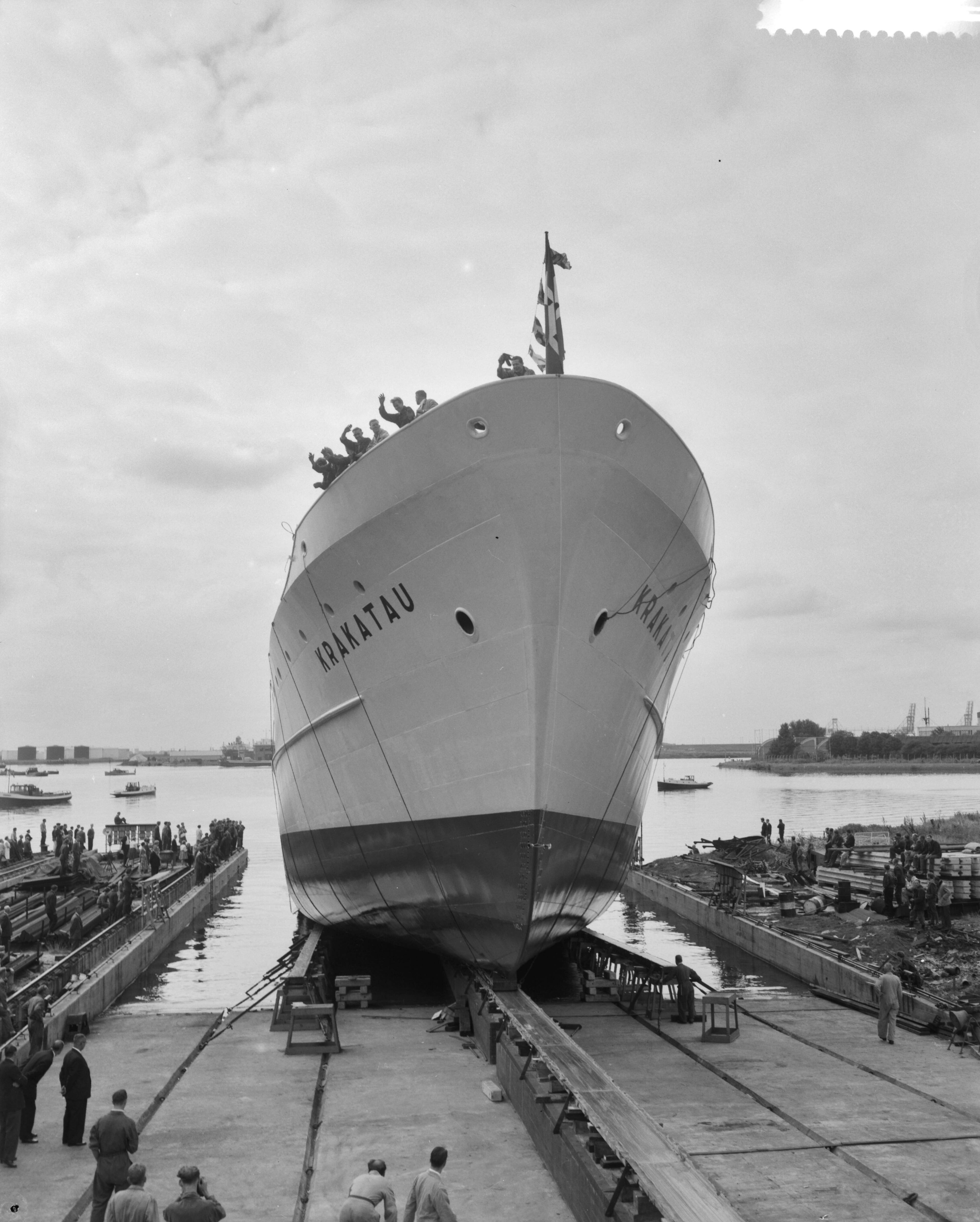 Fotocollectie Anefo — Tewaterlating dubbelschroefveerschip "Krakatau" bij de Zaanlandse Scheepsbouw Mij. — Foto: Bilsen, Joop van / Anefo. Licentie: Set B: Rechtenvrij / Publiek Domein. Bron: Nationaal Archief. http://hdl.handle.net/10648/a99dd06c-d0b4-102d-bcf8-003048976d84