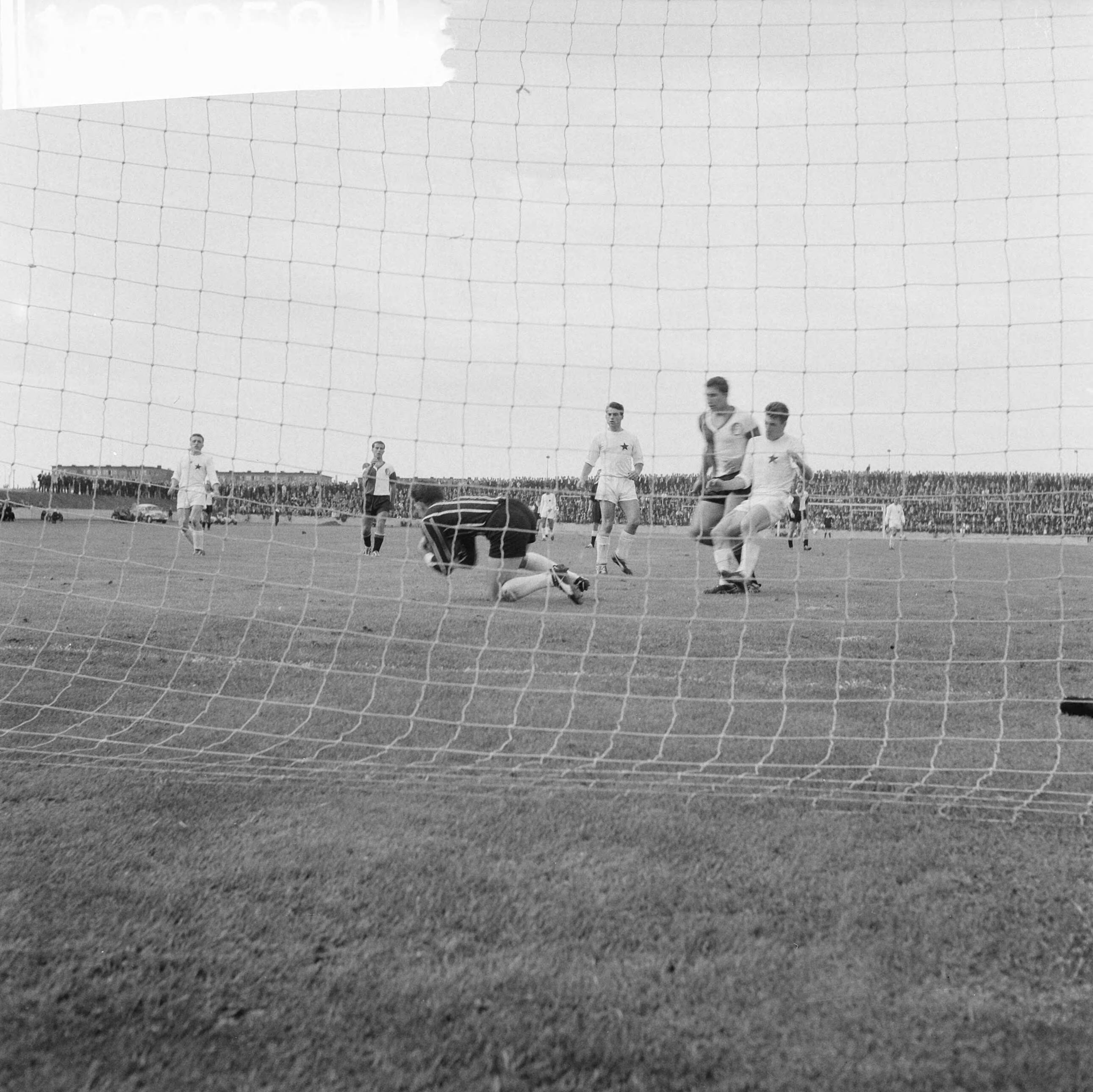 Fotocollectie Anefo — Voetbal. MVV tegen Feijenoord 0-0. Spelmoment, doelman Frans Körver (MVV) stopt een bal. Rechts Mosje Temming (Feijenoord) — Foto: Koch, Eric / Anefo. Licentie: Set B: Rechtenvrij / Publiek Domein. Bron: Nationaal Archief. http://hdl.handle.net/10648/a9e49d30-d0b4-102d-bcf8-003048976d84