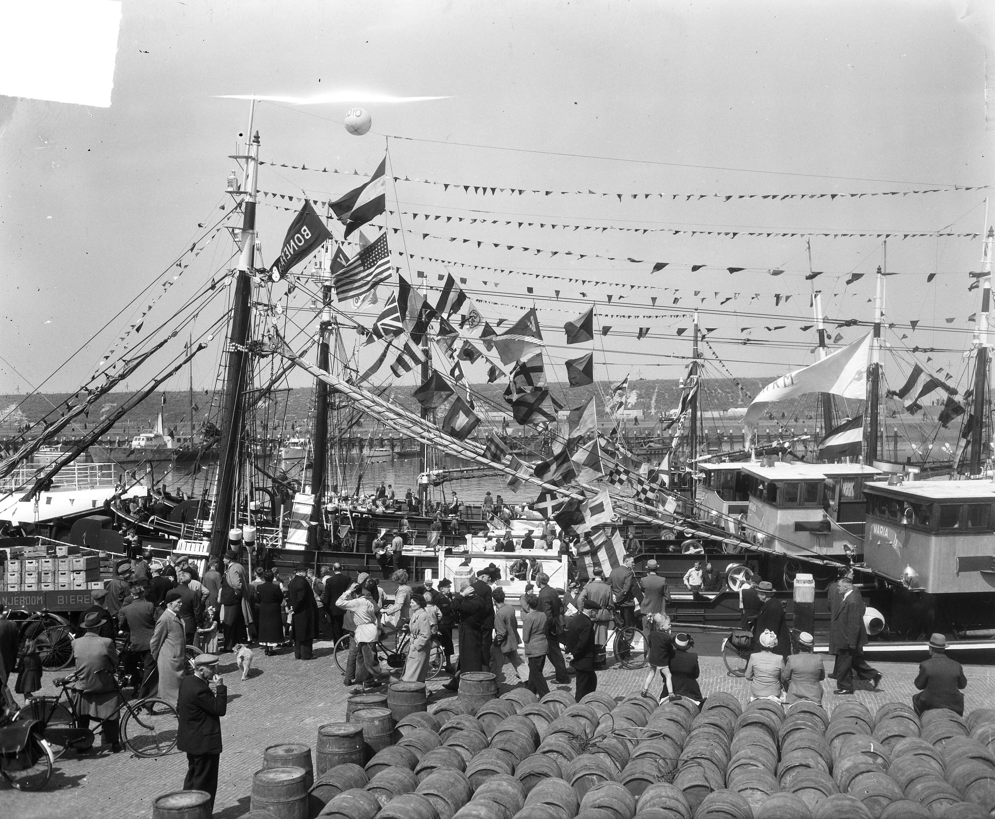 Vlaggetjesdag 1951 — Vlaggetjesdag 1951. Scheveningen — Foto: Pot, Harry / Anefo. Licentie: Set B: Rechtenvrij / Publiek Domein. Bron: Nationaal Archief. http://hdl.handle.net/10648/a8ea703a-d0b4-102d-bcf8-003048976d84