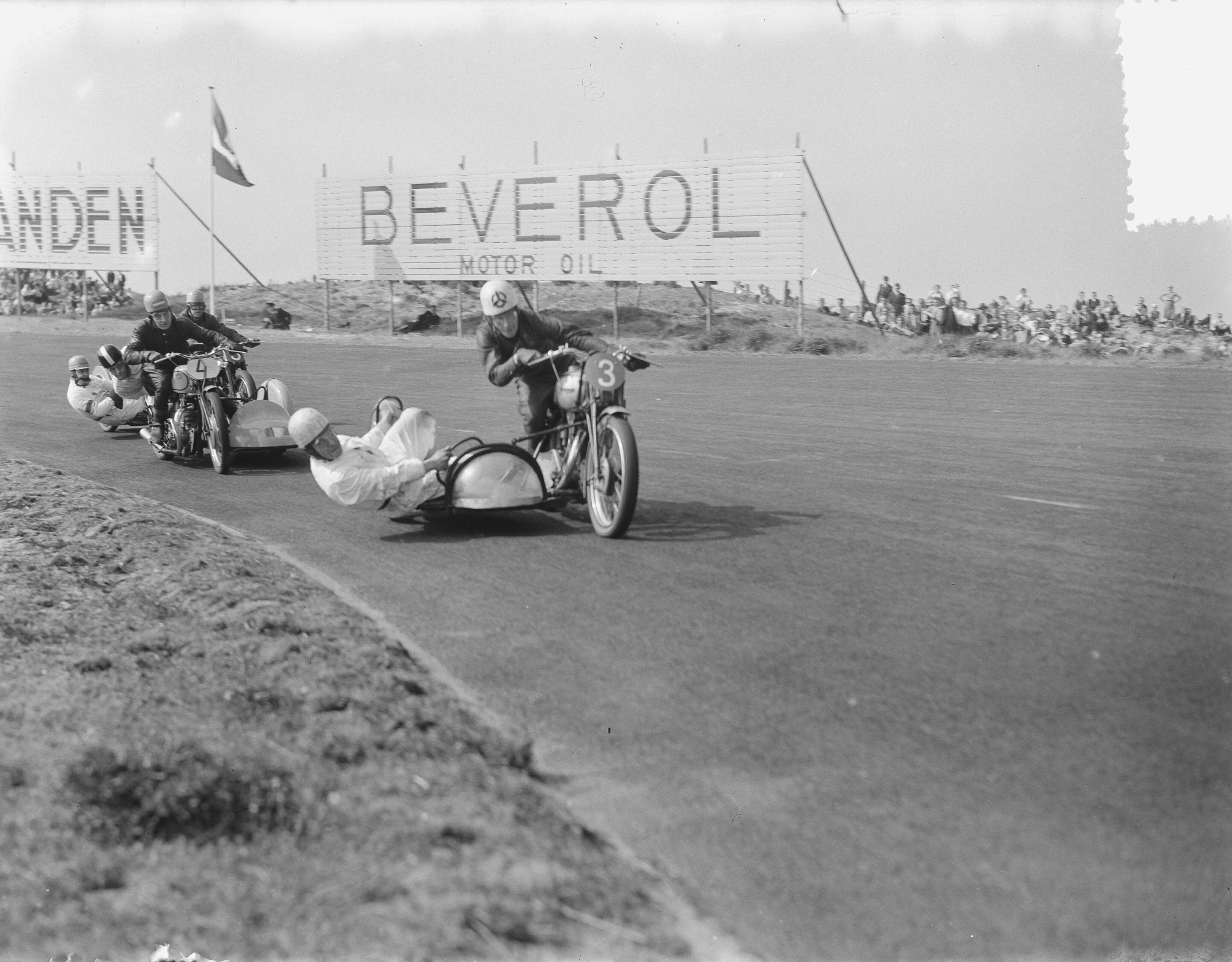 Motorraces op het circuit van Zandvoort — Motorraces op het circuit van Zandvoort. Zijspannen — Foto: Bilsen, Joop van / Anefo. Licentie: Set B: Rechtenvrij / Publiek Domein. Bron: Nationaal Archief. http://hdl.handle.net/10648/a8f9ff46-d0b4-102d-bcf8-003048976d84
