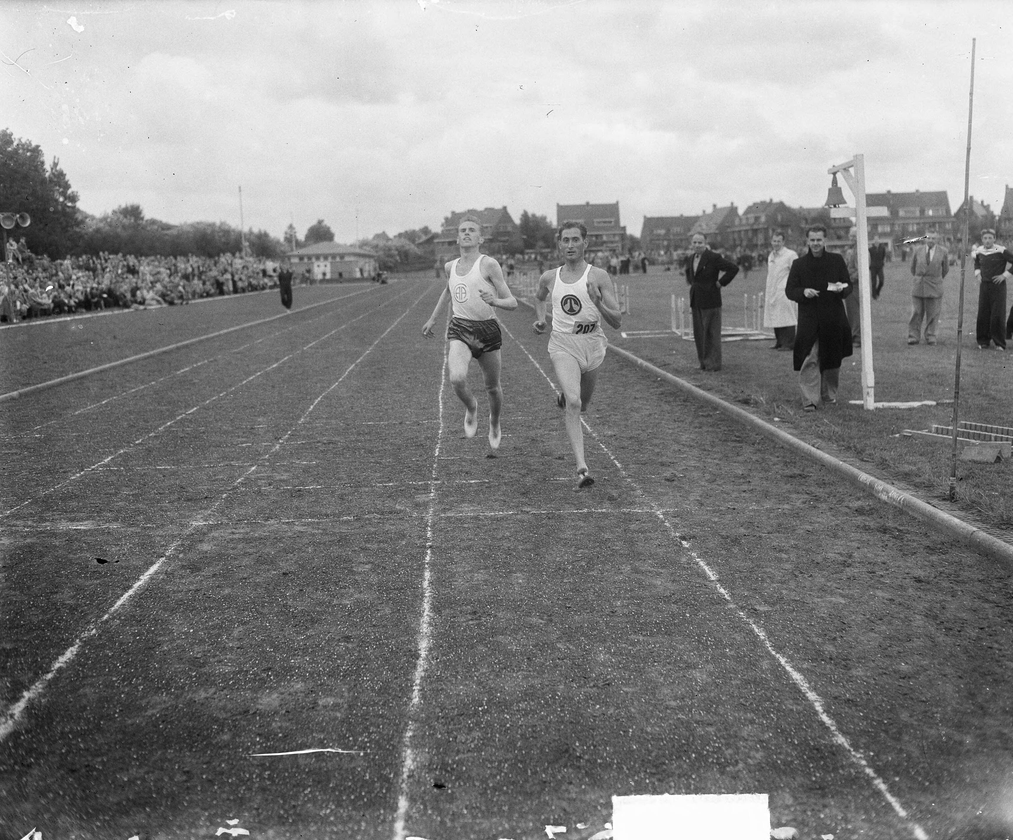 Fotocollectie Anefo — Atletiek. Prins Hendrik beker Den Haag. Finish 5000 meter. Wim Slijkhuis wint van Hans Harting — Foto: Winterbergen, Rolf / Anefo. Licentie: Set B: Rechtenvrij / Publiek Domein. Bron: Nationaal Archief. http://hdl.handle.net/10648/a8de6e34-d0b4-102d-bcf8-003048976d84