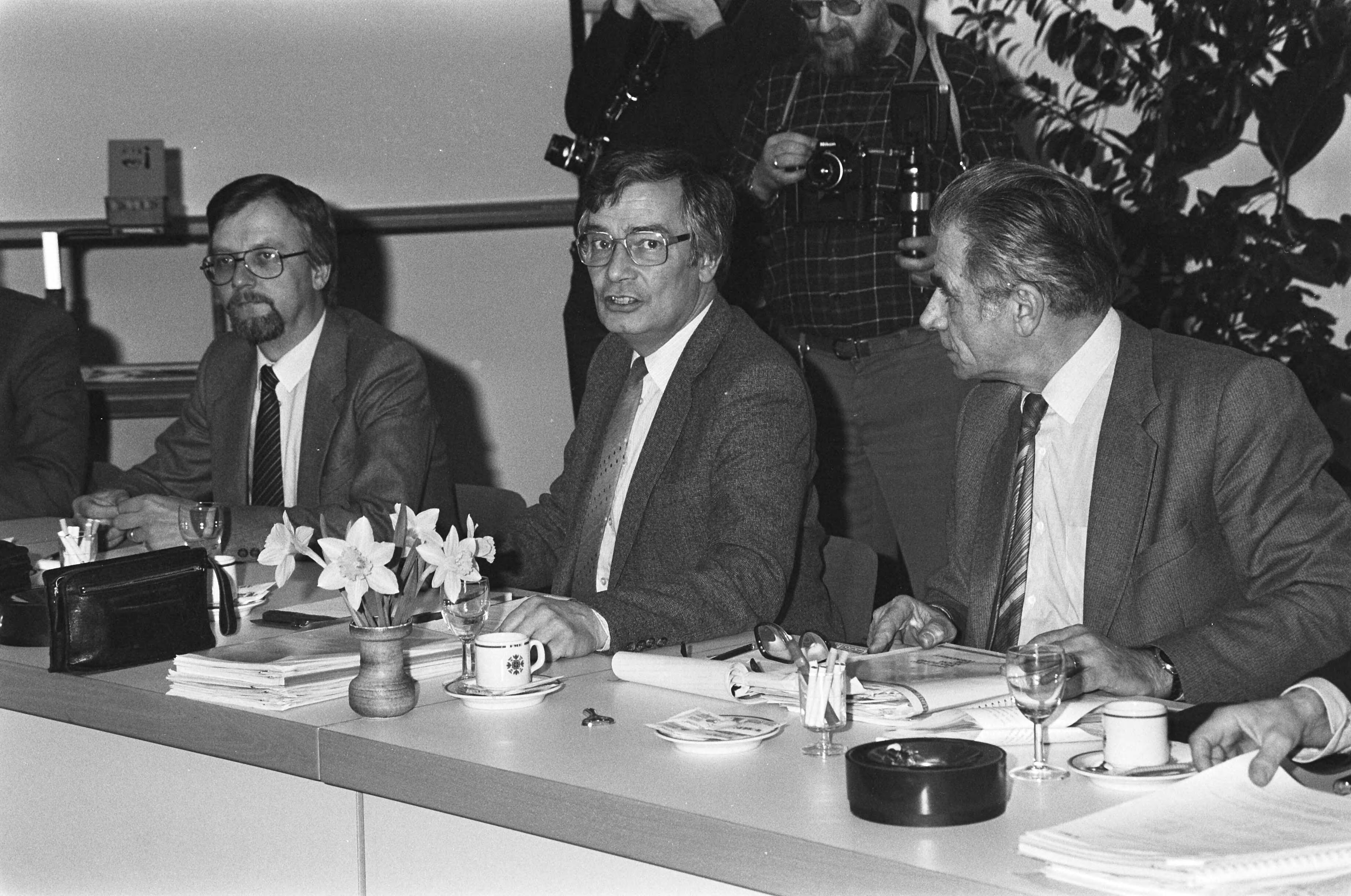 Fotocollectie Anefo — Onderhandelingen in FME-gebouw in Zoetermeer tussen vakbonden en metaal-werkgevers. 30.31 Laurier, Rijkse en Hagen tijdens overleg — Foto: Dijk, Hans van / Anefo. Licentie: Set B: Rechtenvrij / Publiek Domein. Bron: Nationaal Archief. http://hdl.handle.net/10648/ad12c266-d0b4-102d-bcf8-003048976d84