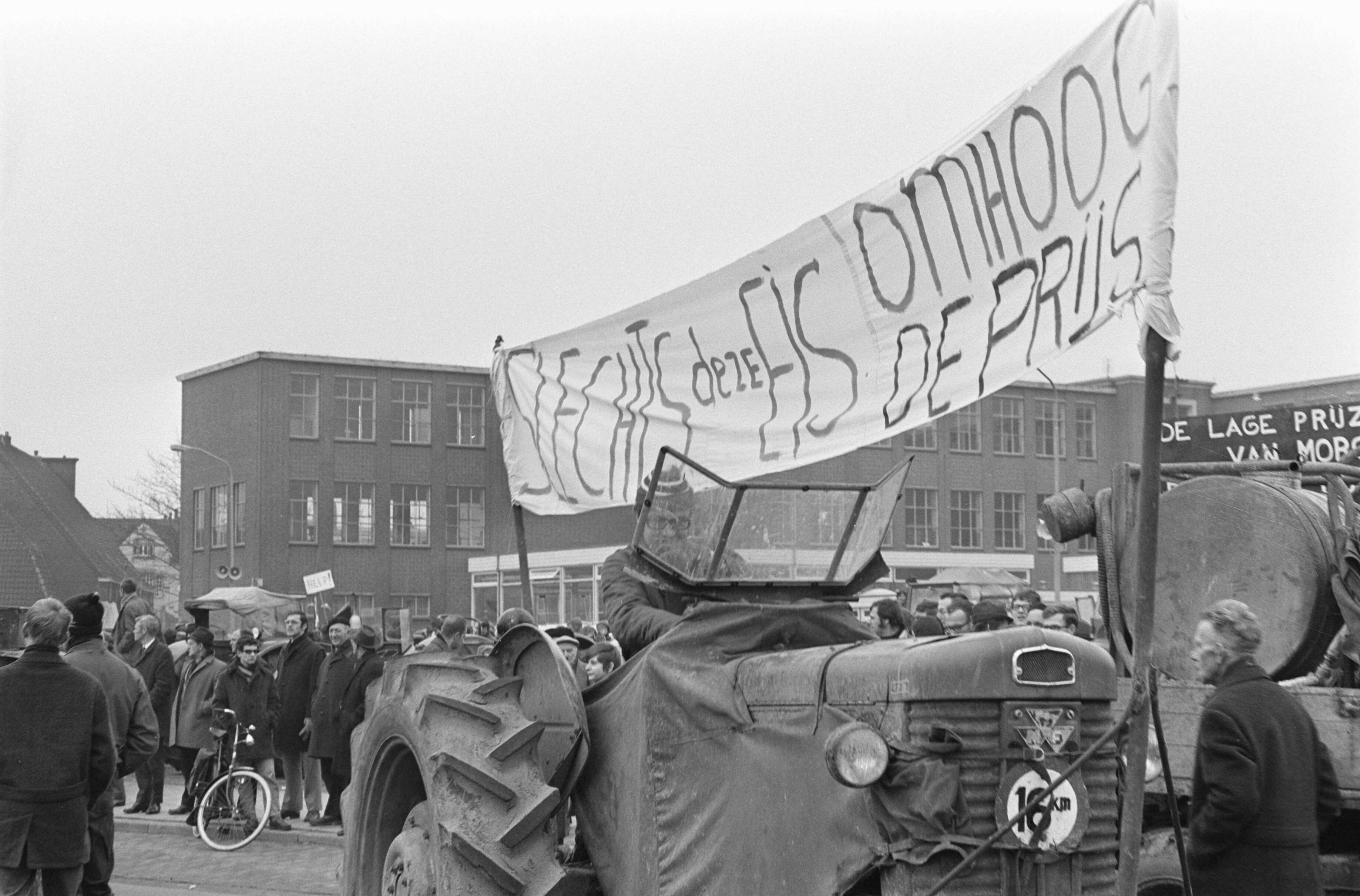 Fotocollectie Anefo — Boeren demonstreren tegen landbouwprijzen EEG in Winschoten landbouwtrekkers met borden — Foto: Croes, Rob C. / Anefo. Licentie: Set B: Rechtenvrij / Publiek Domein. Bron: Nationaal Archief. http://hdl.handle.net/10648/abe22c56-d0b4-102d-bcf8-003048976d84