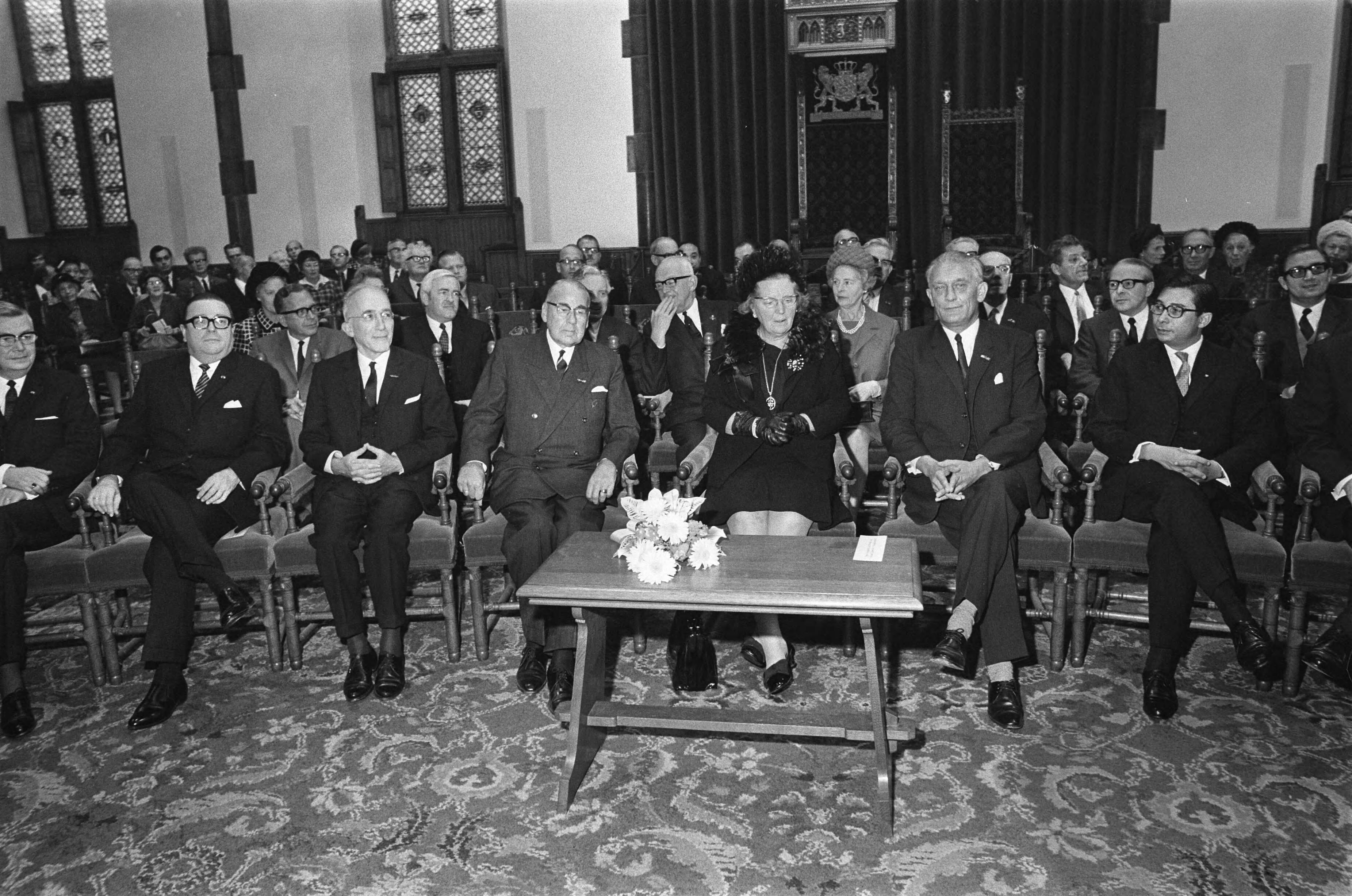 Fotocollectie Anefo — koningin Juliana bij herdenkingsbijeenkomst ter gelegenheid van 50-jarig bestaan Int. Arbeidsorganisatie in Ridderzaal Den Haag . Nr. 7 Jonckheer, Polak, — Foto: Verhoeff, Bert / Anefo. Licentie: Set B: Rechtenvrij / Publiek Domein. Bron: Nationaal Archief. http://hdl.handle.net/10648/ab7f2d90-d0b4-102d-bcf8-003048976d84