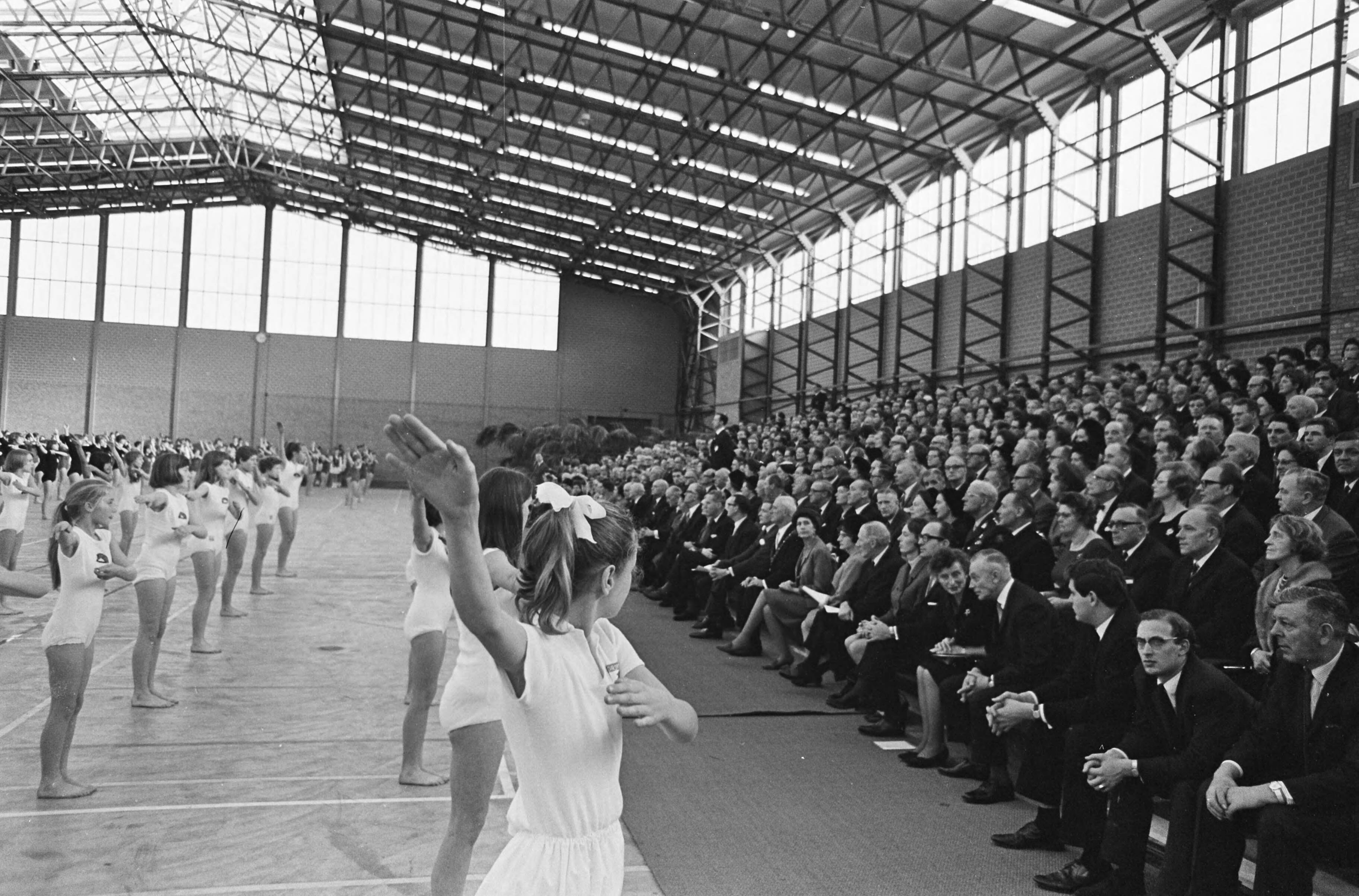 Fotocollectie Anefo — Opening Sporthal in Haarlem door prins Claus , overzicht — Foto: Nijs, Jac. de / Anefo. Licentie: Set B: Rechtenvrij / Publiek Domein. Bron: Nationaal Archief. http://hdl.handle.net/10648/ab0d2722-d0b4-102d-bcf8-003048976d84