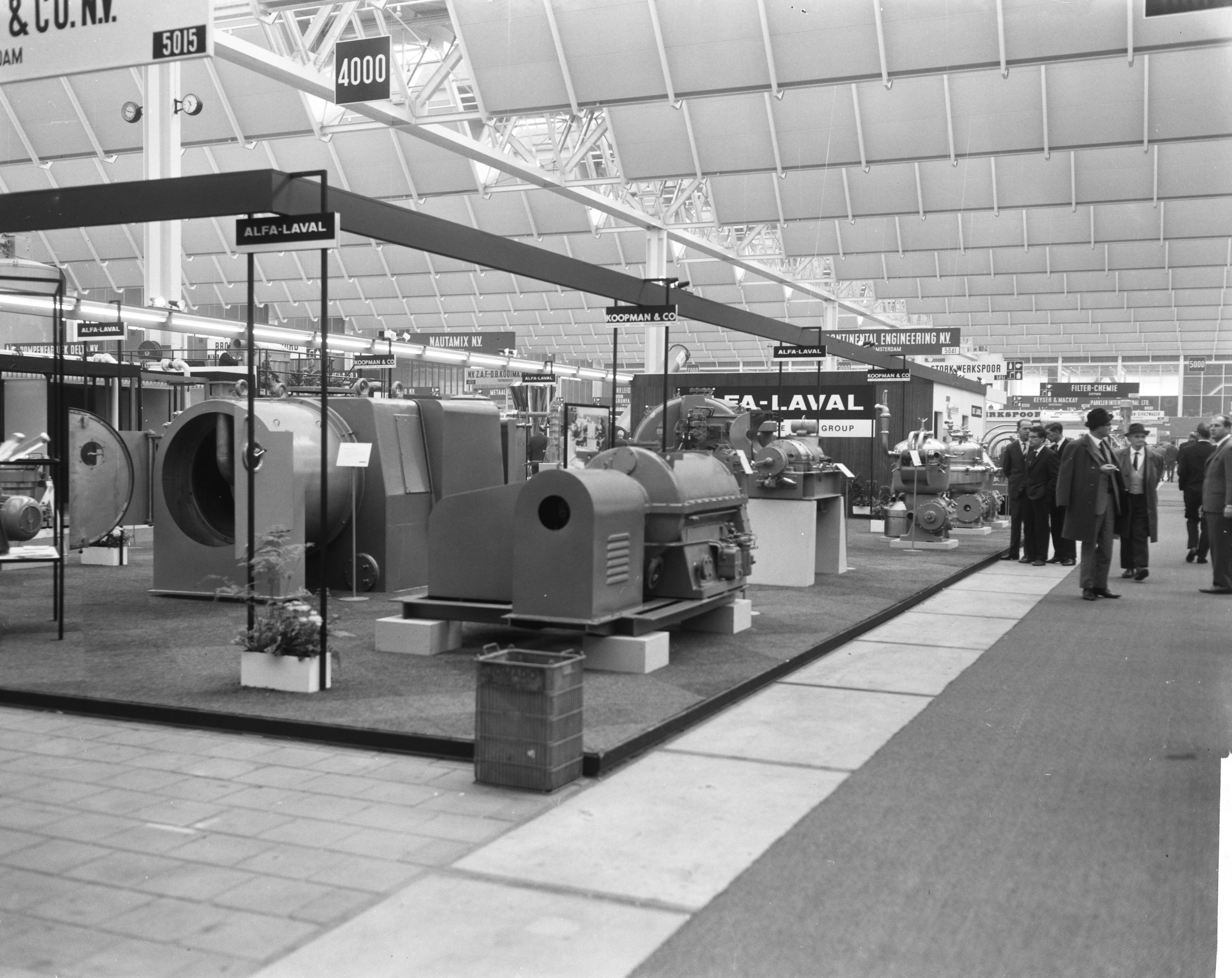 Tentoonstelling Machevo in Irenehal van de Jaarbeurs te Utrecht — Blik op het beursterrein — Foto: Bilsen, Joop van / Anefo. Licentie: Set B: Rechtenvrij / Publiek Domein. Bron: Nationaal Archief. http://hdl.handle.net/10648/aac637a4-d0b4-102d-bcf8-003048976d84