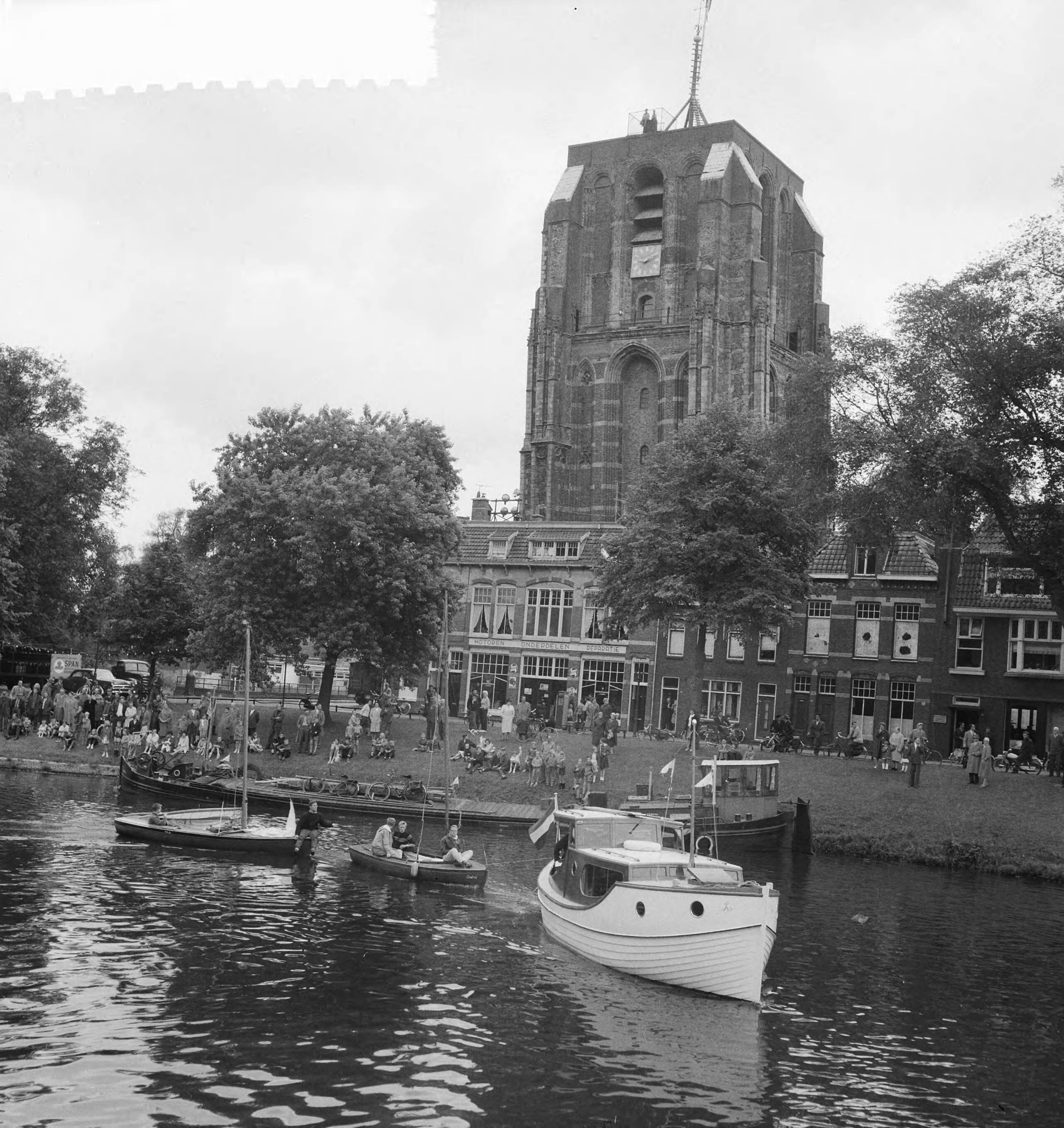 Fotocollectie Anefo — Elfstedentocht per zeilboot. Start vanuit Leeuwarden — Foto: Koch, Eric / Anefo. Licentie: Set B: Rechtenvrij / Publiek Domein. Bron: Nationaal Archief. http://hdl.handle.net/10648/a9dd58ae-d0b4-102d-bcf8-003048976d84