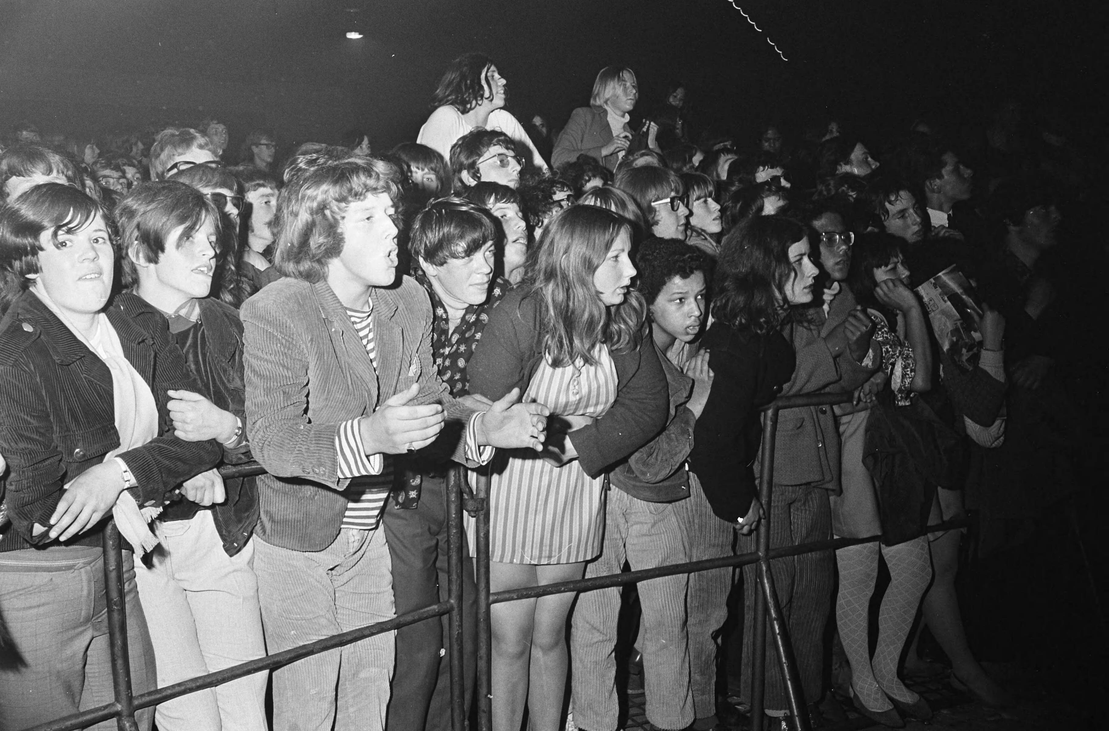 Fotocollectie Anefo — Optreden Rolling Stones in Houtrusthallen te Den Haag jongelui vol bewondering voor de Stones — Foto: Merk, Ben / Anefo. Licentie: Set B: Rechtenvrij / Publiek Domein. Bron: Nationaal Archief. http://hdl.handle.net/10648/ab15ab4a-d0b4-102d-bcf8-003048976d84