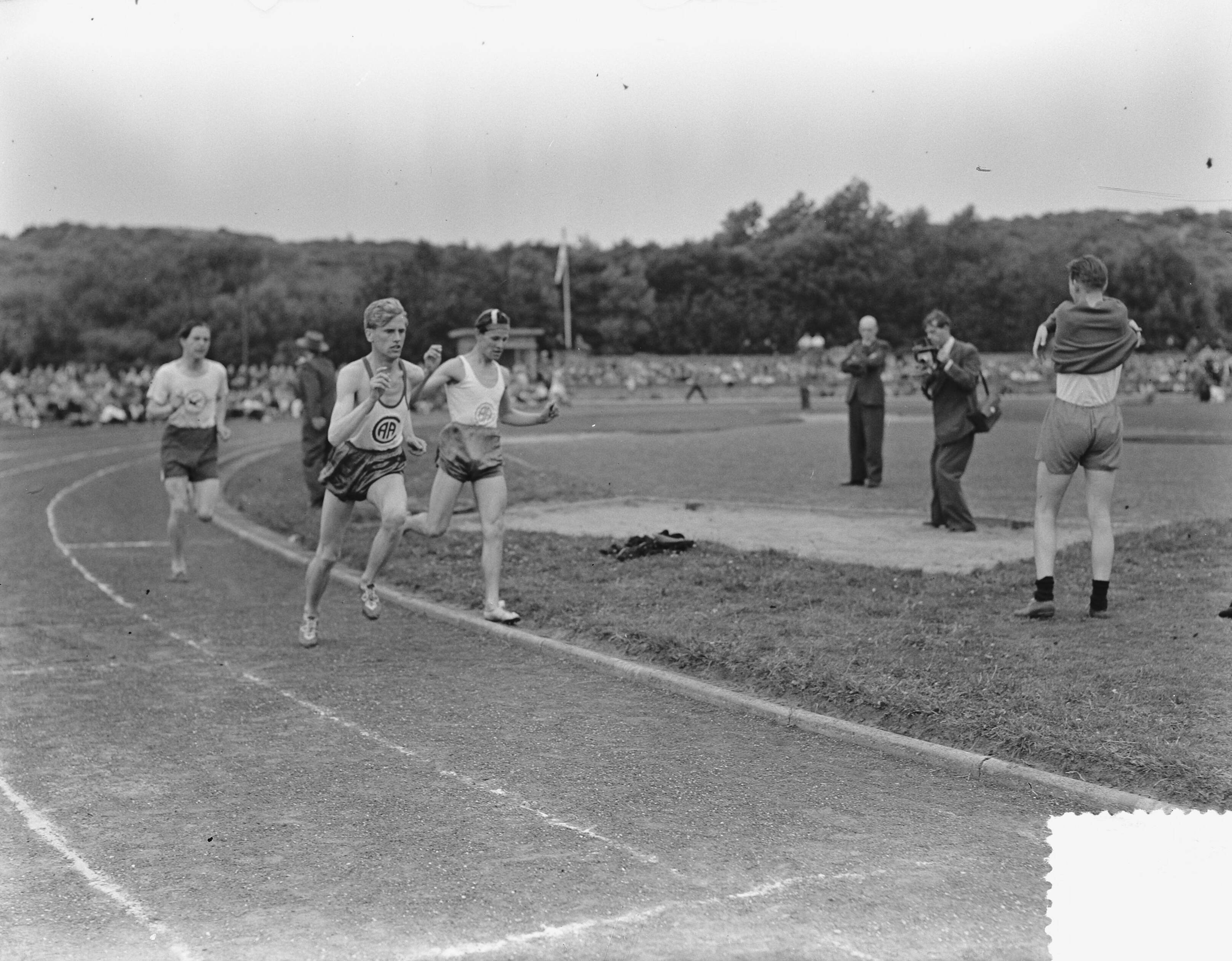 Fotocollectie Anefo — Estafette kampioenschappen Den Haag. Hans Harting (AAC) op de 4 x 1500 meter — Foto: Pot, Harry / Anefo. Licentie: Set B: Rechtenvrij / Publiek Domein. Bron: Nationaal Archief. http://hdl.handle.net/10648/a8edc92e-d0b4-102d-bcf8-003048976d84