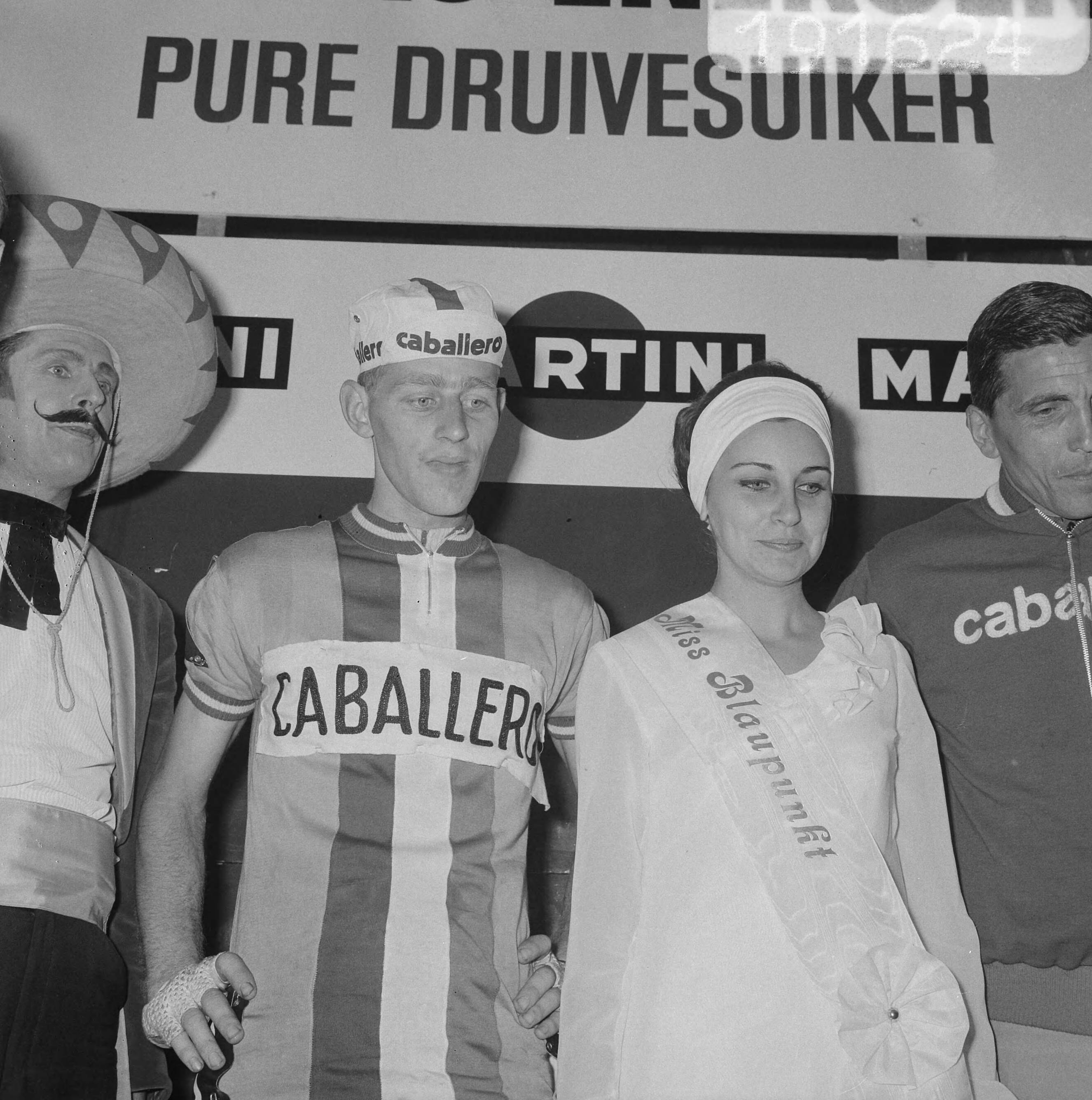 Fotocollectie Anefo — Olympias toer 1966, winnaar Jan van der Horst uit Haar lem en de toermiss — Foto: Nijs, Jac. de / Anefo. Licentie: Set B: Rechtenvrij / Publiek Domein. Bron: Nationaal Archief. http://hdl.handle.net/10648/aaead280-d0b4-102d-bcf8-003048976d84