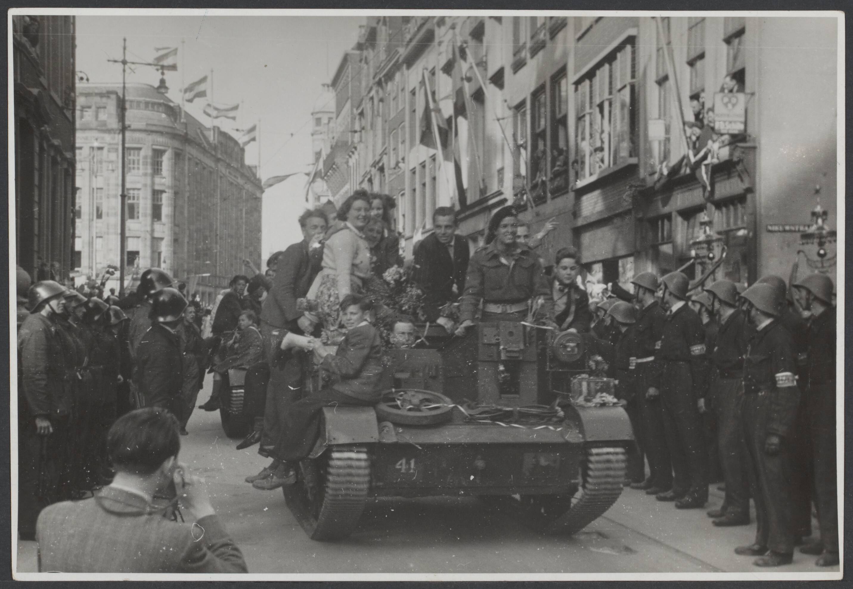 Bevrijding 's Gravenhage (Den Haag) — Intocht van de Canadezen te Den Haag-Kalvermarkt hoek Nieuwstraat bij de bevrijding op 8 mei 1945 — Foto: Wal, J.Th. A. van der / Spaarnestad. Licentie: Set B: Rechtenvrij / Publiek Domein. Bron: Nationaal Archief. http://hdl.handle.net/10648/d21c326a-315d-0bee-e494-5526cb1efb7d