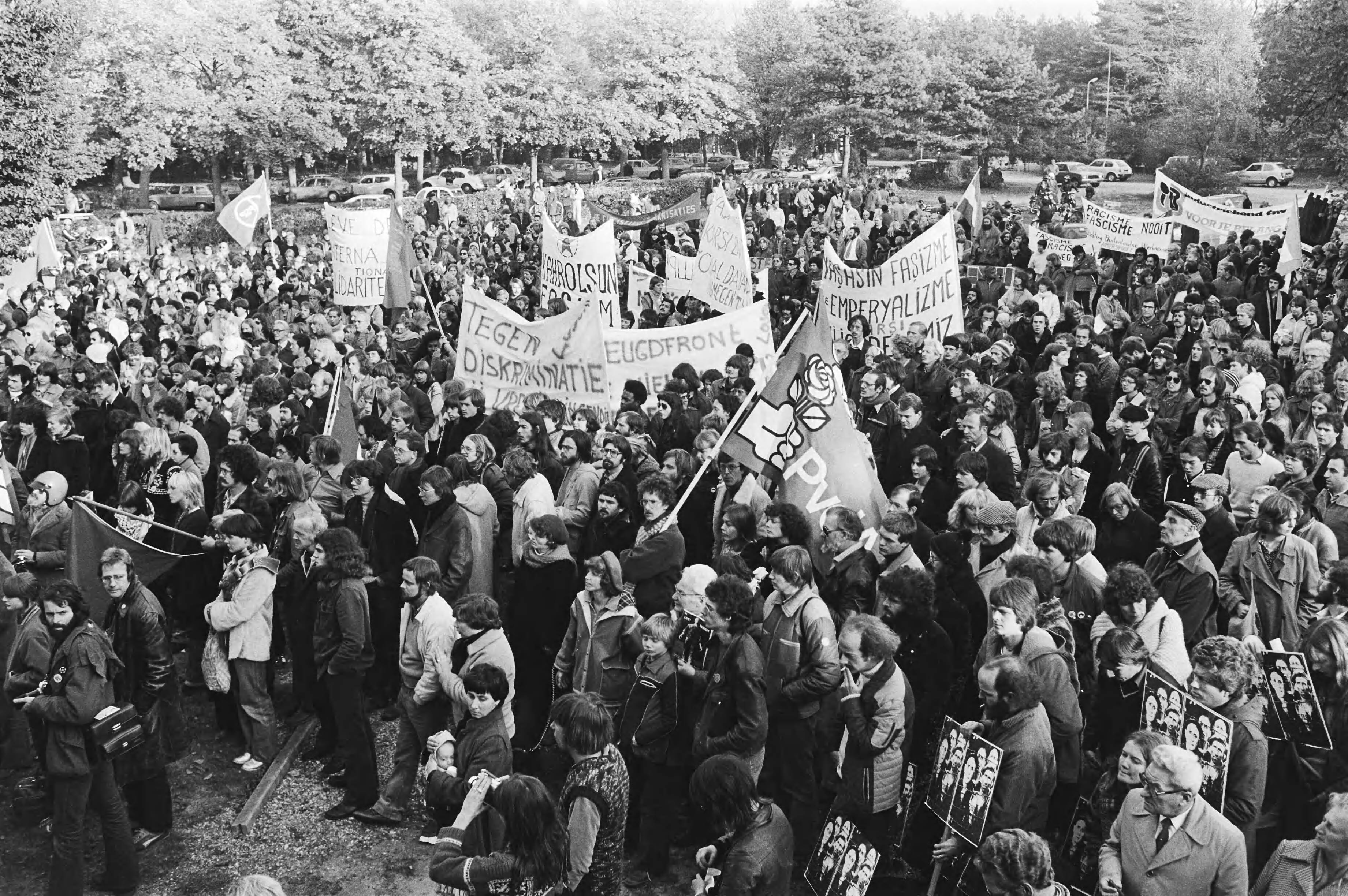 Manifestatie in de bossen van Soestduinen tegen het neofascisme — Demonstranten met spandoeken; o.a. "Tegen discriminatie" — Foto: Suyk, Koen / Anefo. Licentie: Set B: Rechtenvrij / Publiek Domein. Bron: Nationaal Archief. http://hdl.handle.net/10648/acd3a68a-d0b4-102d-bcf8-003048976d84