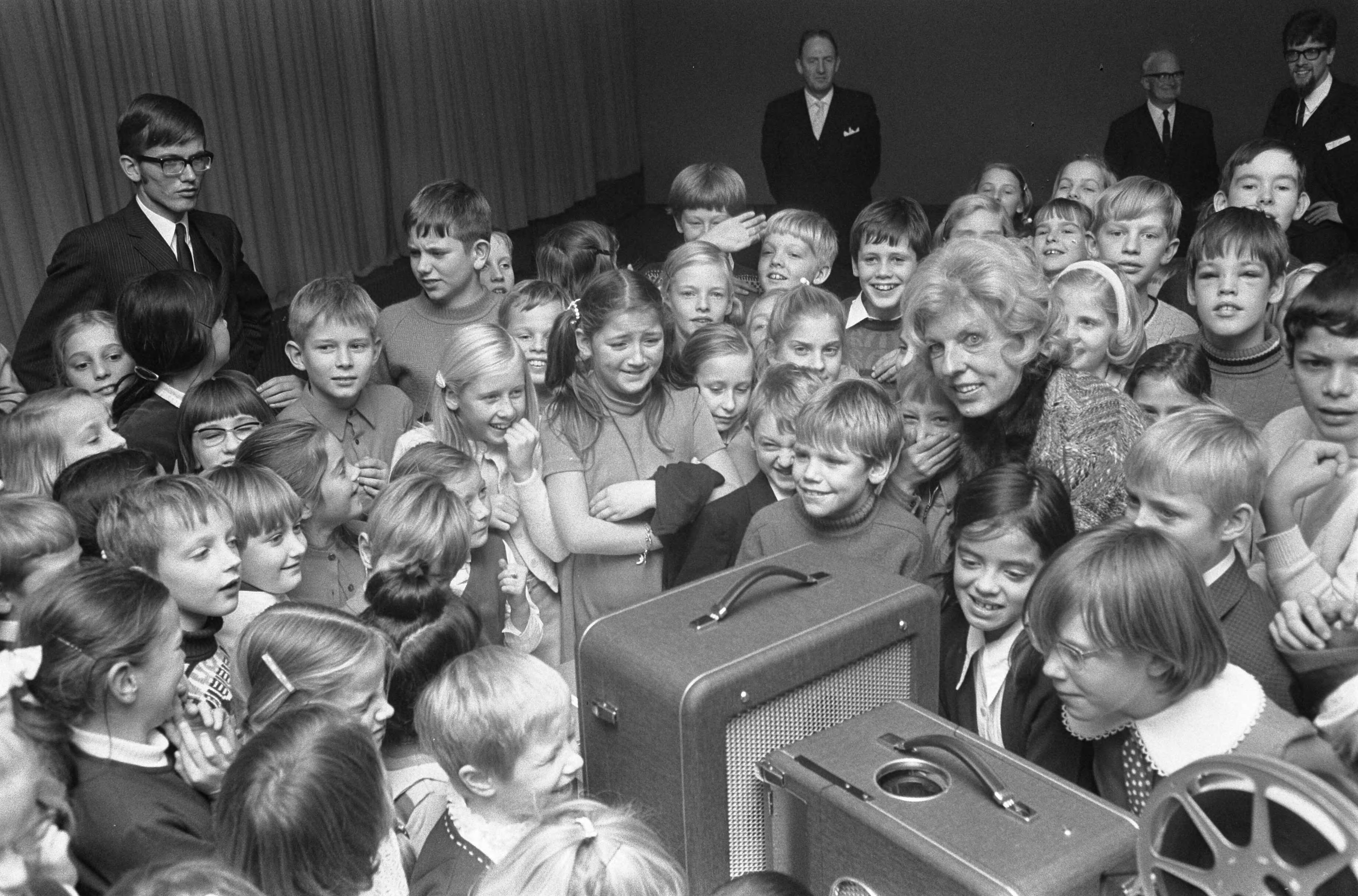 Fotocollectie Anefo — Koningin Juliana en mevrouw Pompidou bezoeken de Waalse school in Mariahoeve Den Haag — Foto: Koch, Eric / Anefo. Licentie: Set B: Rechtenvrij / Publiek Domein. Bron: Nationaal Archief. http://hdl.handle.net/10648/ab845586-d0b4-102d-bcf8-003048976d84
