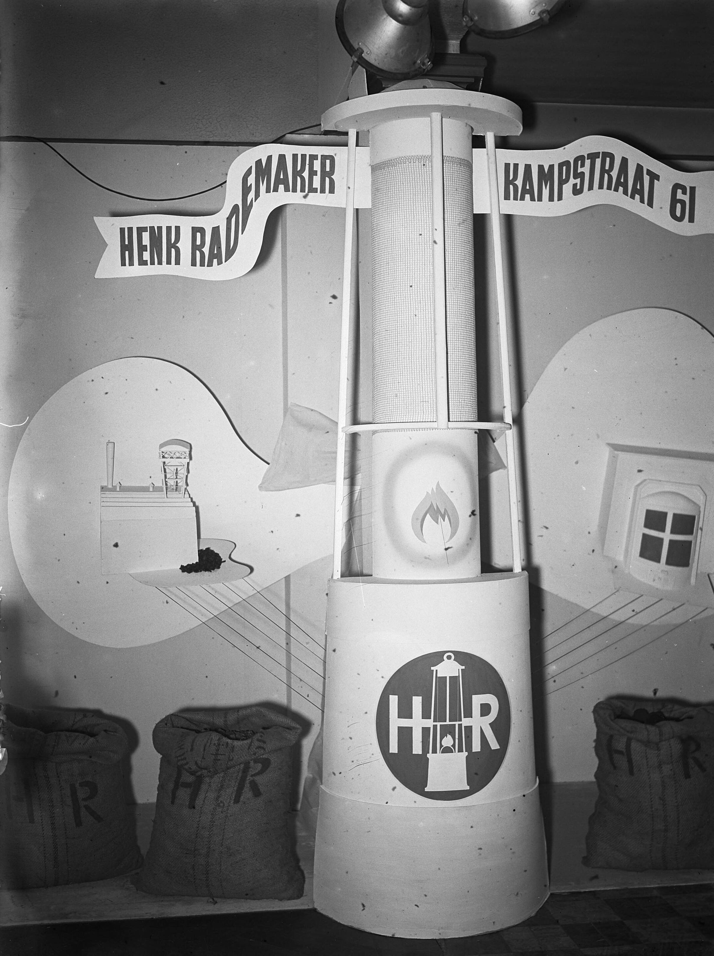 Fotocollectie Anefo — Opening tentoonstelling "Milenta". Model van een vuurtoren met opschrift "Henk Rademaker. Kampstraat 61" — Foto: Oorschot, […] van / Anefo. Licentie: Set B: Rechtenvrij / Publiek Domein. Bron: Nationaal Archief. http://hdl.handle.net/10648/a8b7372e-d0b4-102d-bcf8-003048976d84