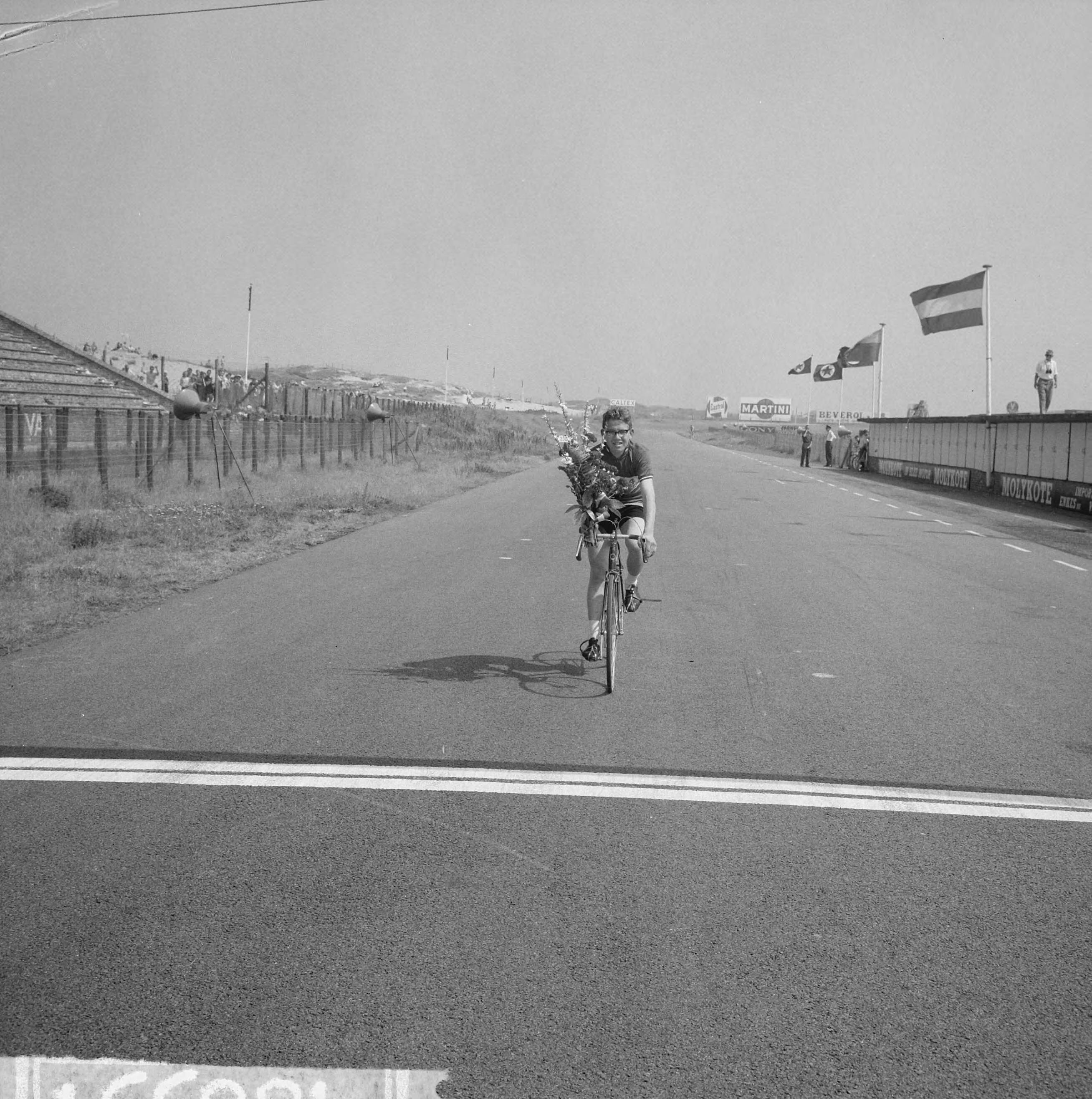 Fotocollectie Anefo — Kampioenschap Wielrennen op de weg 1964 te Zandvoort, kampioen van Nederland bij de aspiranten A. van Overveld uit Zegge — Foto: Nijs, Jac. de / Anefo. Licentie: Set B: Rechtenvrij / Publiek Domein. Bron: Nationaal Archief. http://hdl.handle.net/10648/aa71167a-d0b4-102d-bcf8-003048976d84