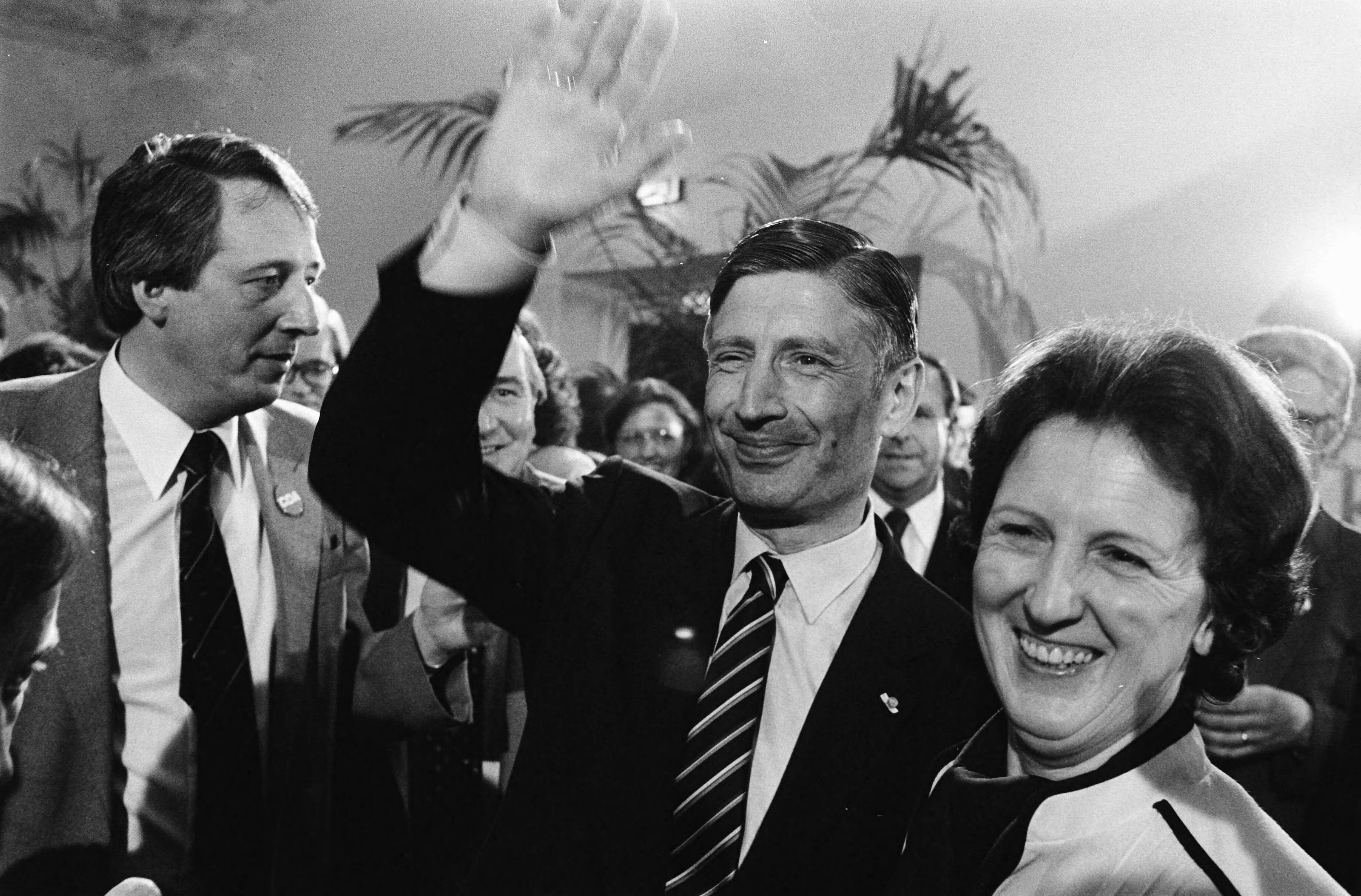 Fotocollectie Anefo — Tweede Kamer verkiezingen 1981; verkiezingsbijeenkomst CDA in Pulchri Studio in Den Haag ; Van Agt met zijn vrouw in Pulchri Studio — Foto: Bogaerts, Rob / Anefo. Licentie: Set B: Rechtenvrij / Publiek Domein. Bron: Nationaal Archief. http://hdl.handle.net/10648/acfcb444-d0b4-102d-bcf8-003048976d84