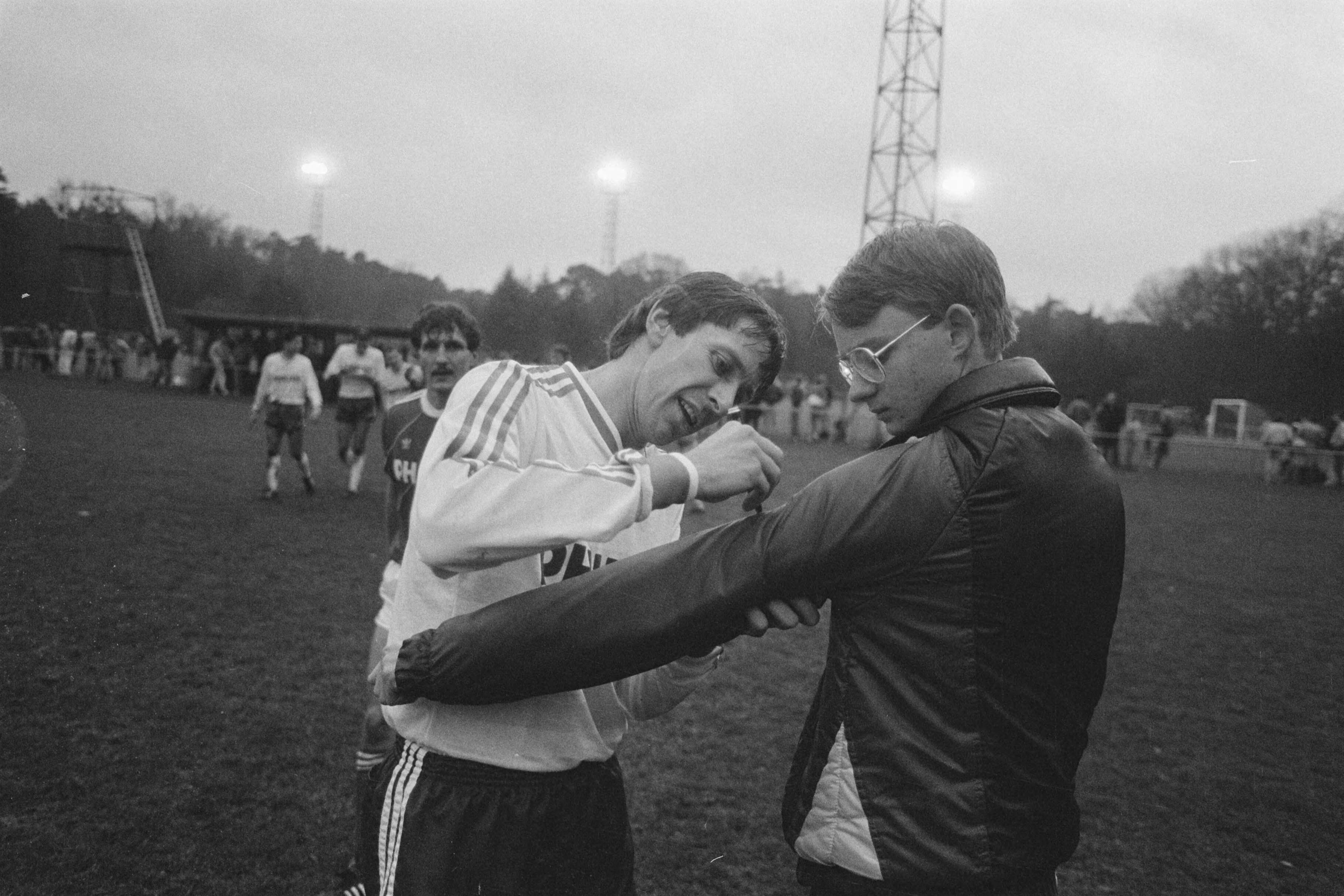 Fotocollectie Anefo — Nederlands elftal oefent in Zeist voor wedstrijd tegen Cyprus, Arnold Mühren geeft handtekening aan fan — Foto: Bogaerts, Rob / Anefo. Licentie: Set B: Rechtenvrij / Publiek Domein. Bron: Nationaal Archief. http://hdl.handle.net/10648/ad5ace44-d0b4-102d-bcf8-003048976d84