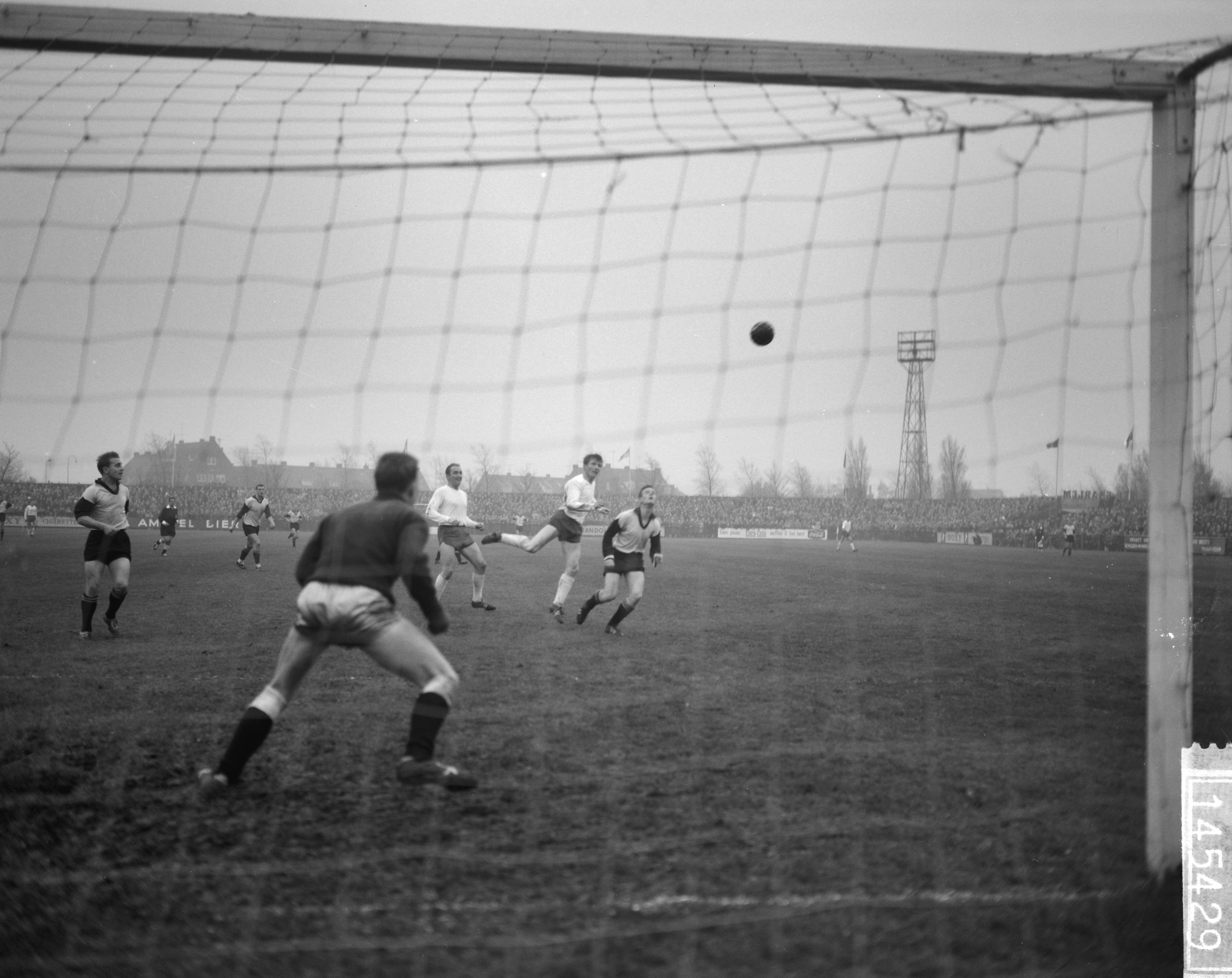 Fotocollectie Anefo — Voetbal. Haarlem tegen 't Gooi 2-0. Spelmoment — Foto: Bilsen, Joop van / Anefo. Licentie: Set B: Rechtenvrij / Publiek Domein. Bron: Nationaal Archief. http://hdl.handle.net/10648/aa202742-d0b4-102d-bcf8-003048976d84