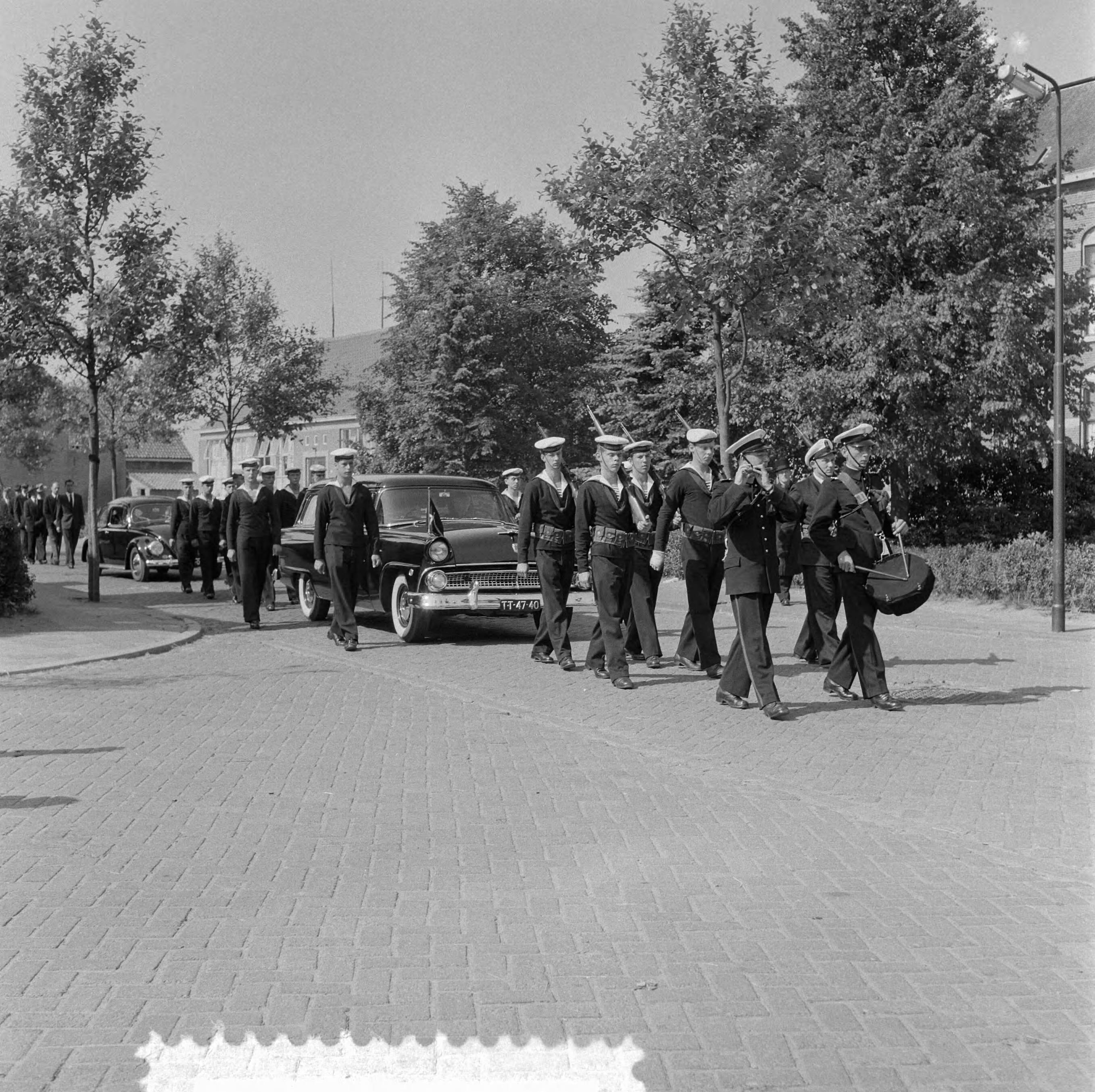 Fotocollectie Anefo — Marinebegrafenis van matroos 3e klasse H. A. Nunten te Teteringen — Foto: Behrens, Herbert F. / Anefo. Licentie: Set B: Rechtenvrij / Publiek Domein. Bron: Nationaal Archief. http://hdl.handle.net/10648/a96466a6-d0b4-102d-bcf8-003048976d84