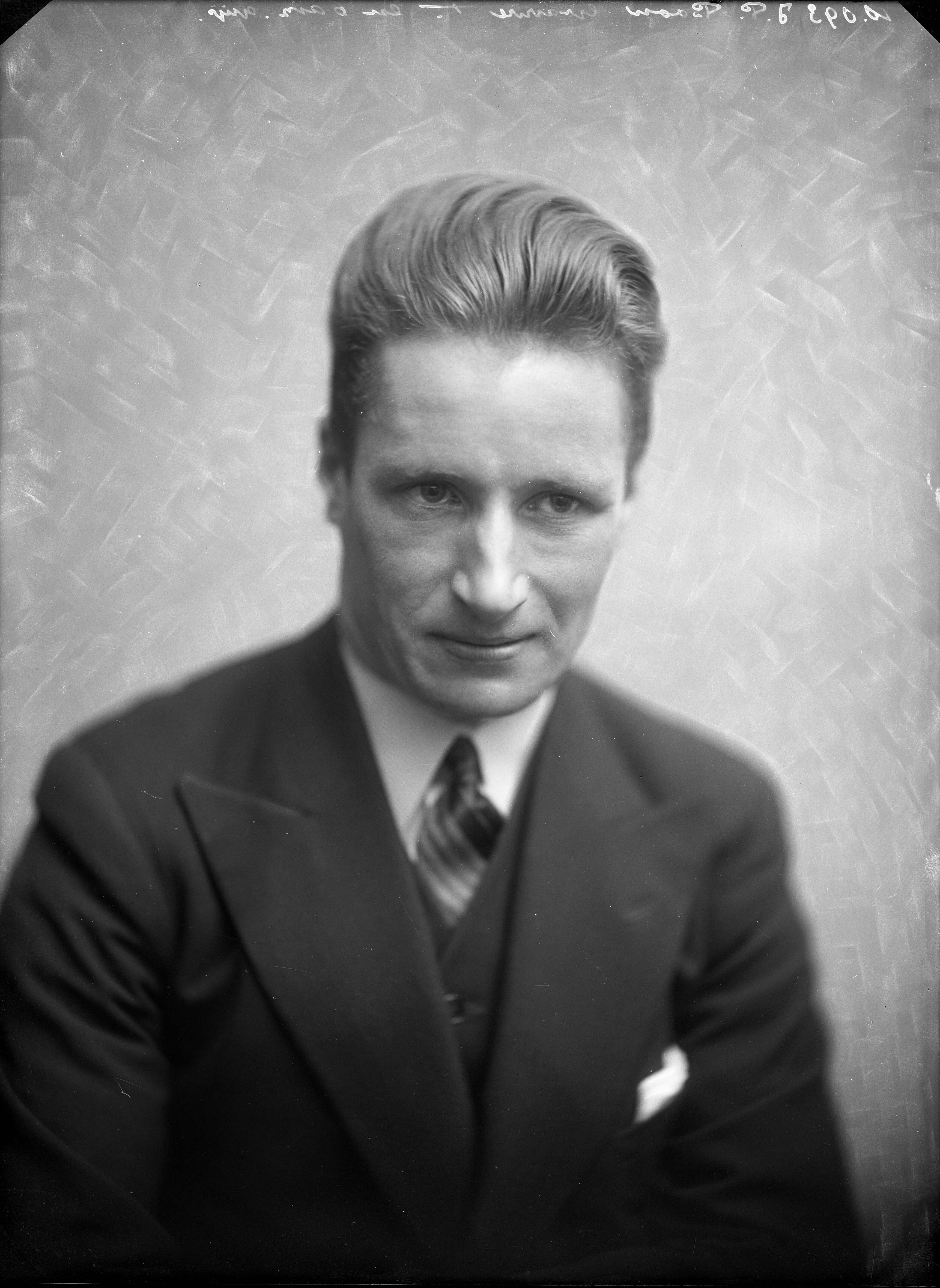 Portretten — Studio-opnames. Portretten. Portret van een man met blond haar in een donker driedelig pak.Haarlem, Nederland. 1918-1930. 10.093 J.P. Boon gravure T. en 6 am. grijs — Foto: Berg, Th.C.J. van den / Spaarnestad Photo (05887). Licentie: Set B: Rechtenvrij / Publiek Domein. Bron: Nationaal Archief. http://hdl.handle.net/10648/35429da7-c61a-a382-e063-6df0900a6686