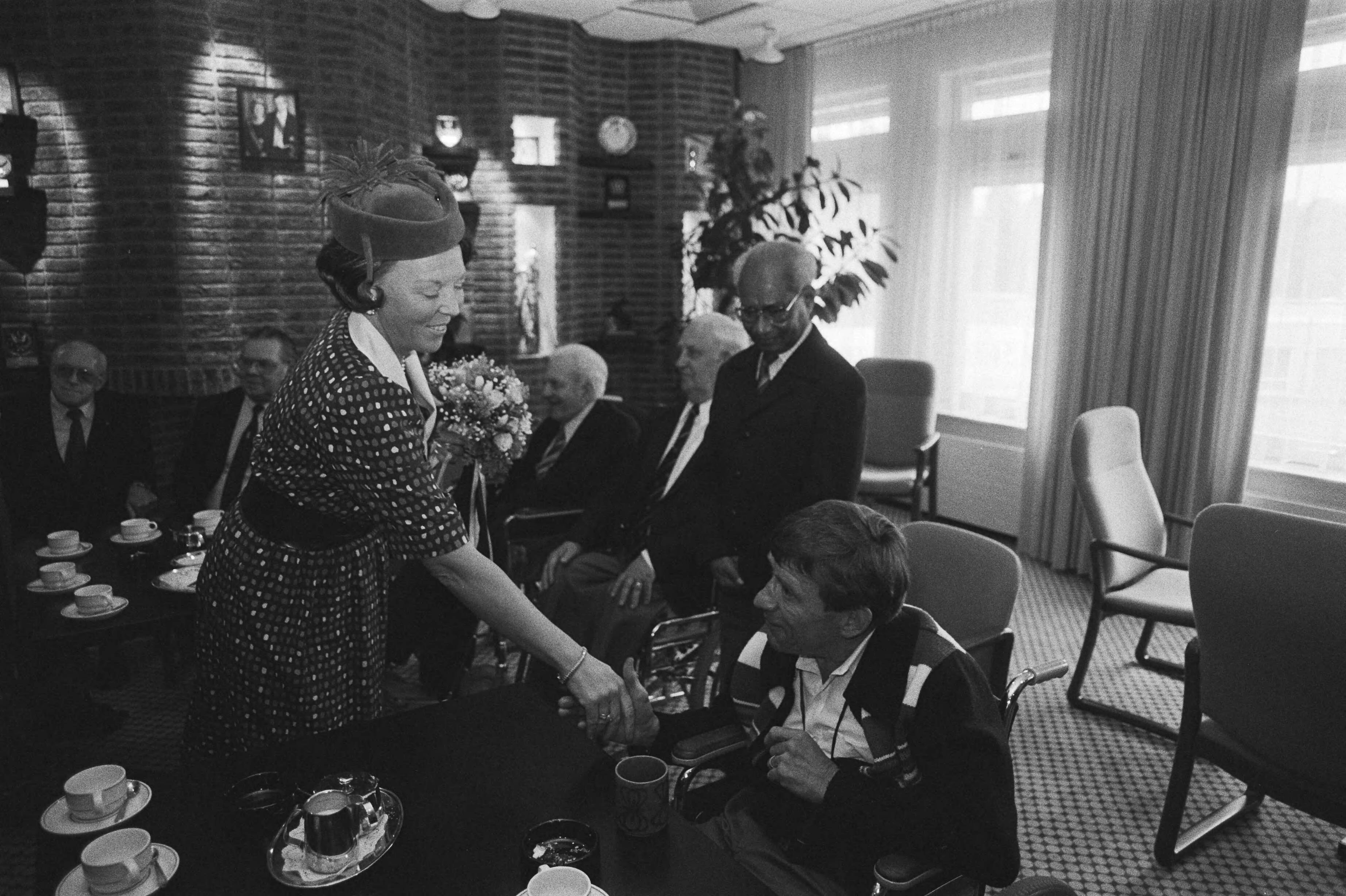 Fotocollectie Anefo — Koningin Beatrix opent revalidatiecentrum BNMO in Doorn — Foto: Antonisse, Marcel / Anefo. Licentie: Set B: Rechtenvrij / Publiek Domein. Bron: Nationaal Archief. http://hdl.handle.net/10648/ad38ceca-d0b4-102d-bcf8-003048976d84