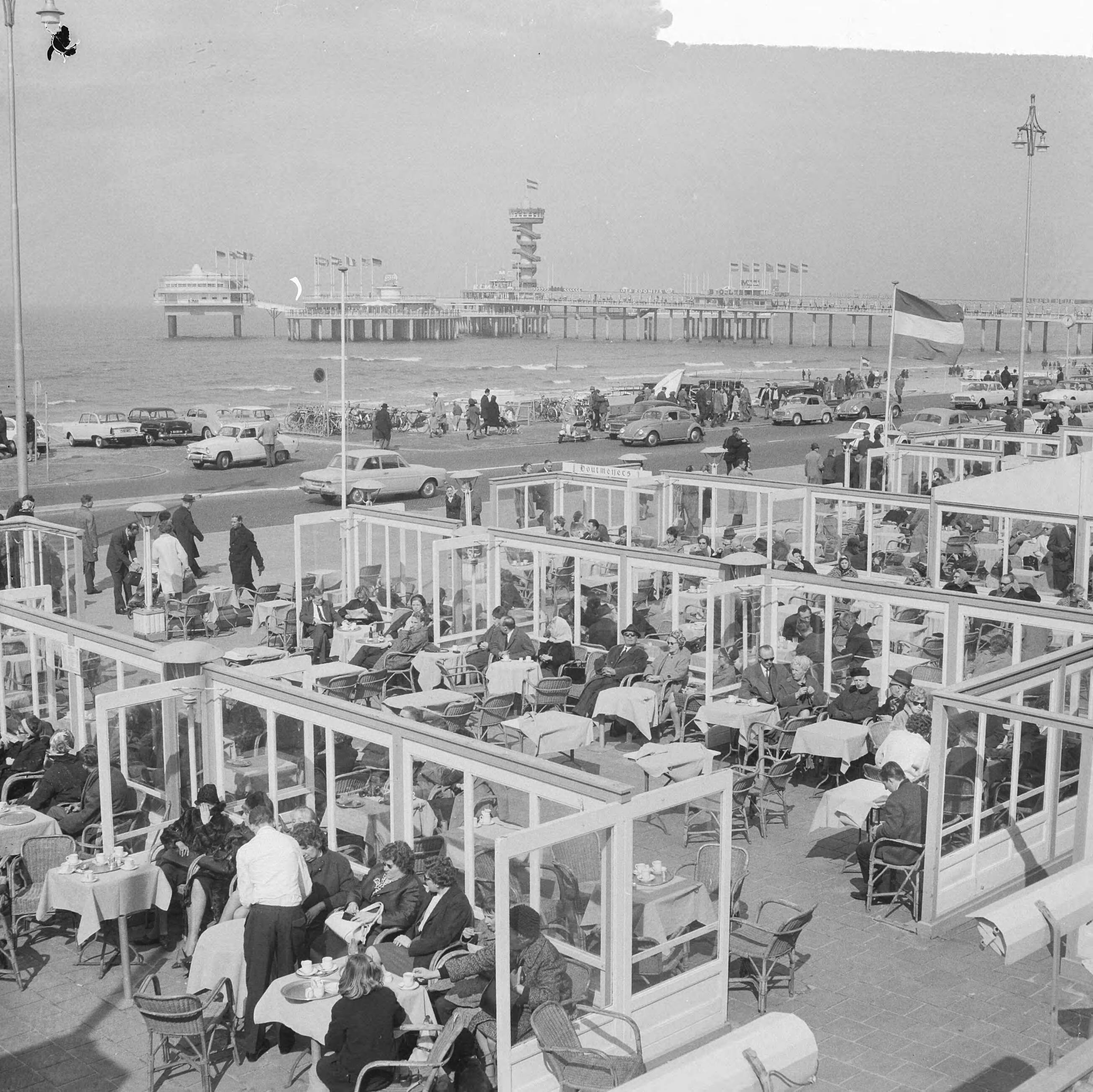 Fotocollectie Anefo — Drukte op Scheveningen, volle terrasjes — Foto: Nijs, Jac. de / Anefo. Licentie: Set B: Rechtenvrij / Publiek Domein. Bron: Nationaal Archief. http://hdl.handle.net/10648/aa9b9c06-d0b4-102d-bcf8-003048976d84