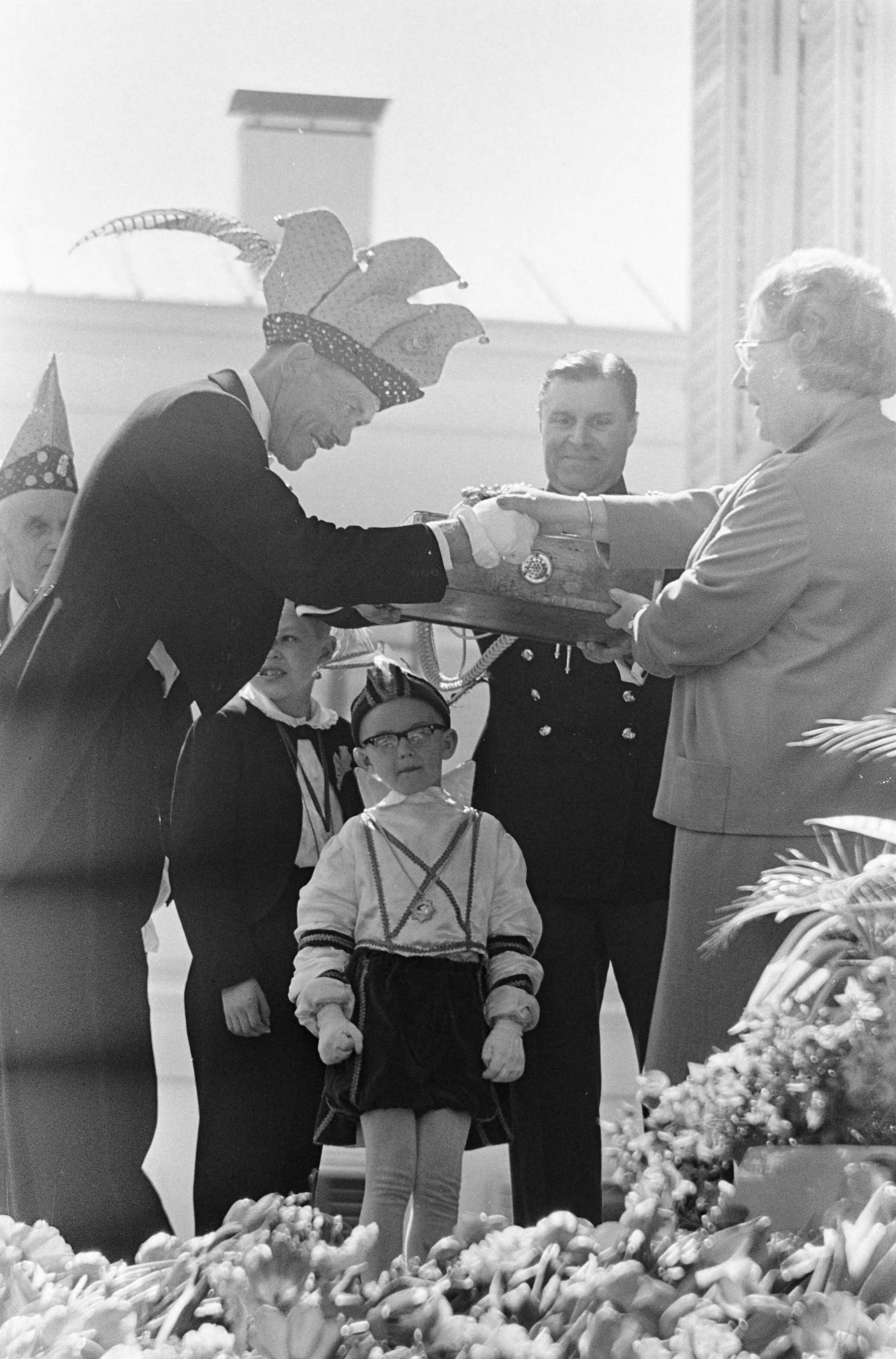Koninginnedag 1966 — Koningin Juliana wordt gefeliciteerd door een prins-carnaval — Foto: Fotograaf Onbekend / Anefo. Licentie: Set B: Rechtenvrij / Publiek Domein. Bron: Nationaal Archief. http://hdl.handle.net/10648/aae809ce-d0b4-102d-bcf8-003048976d84