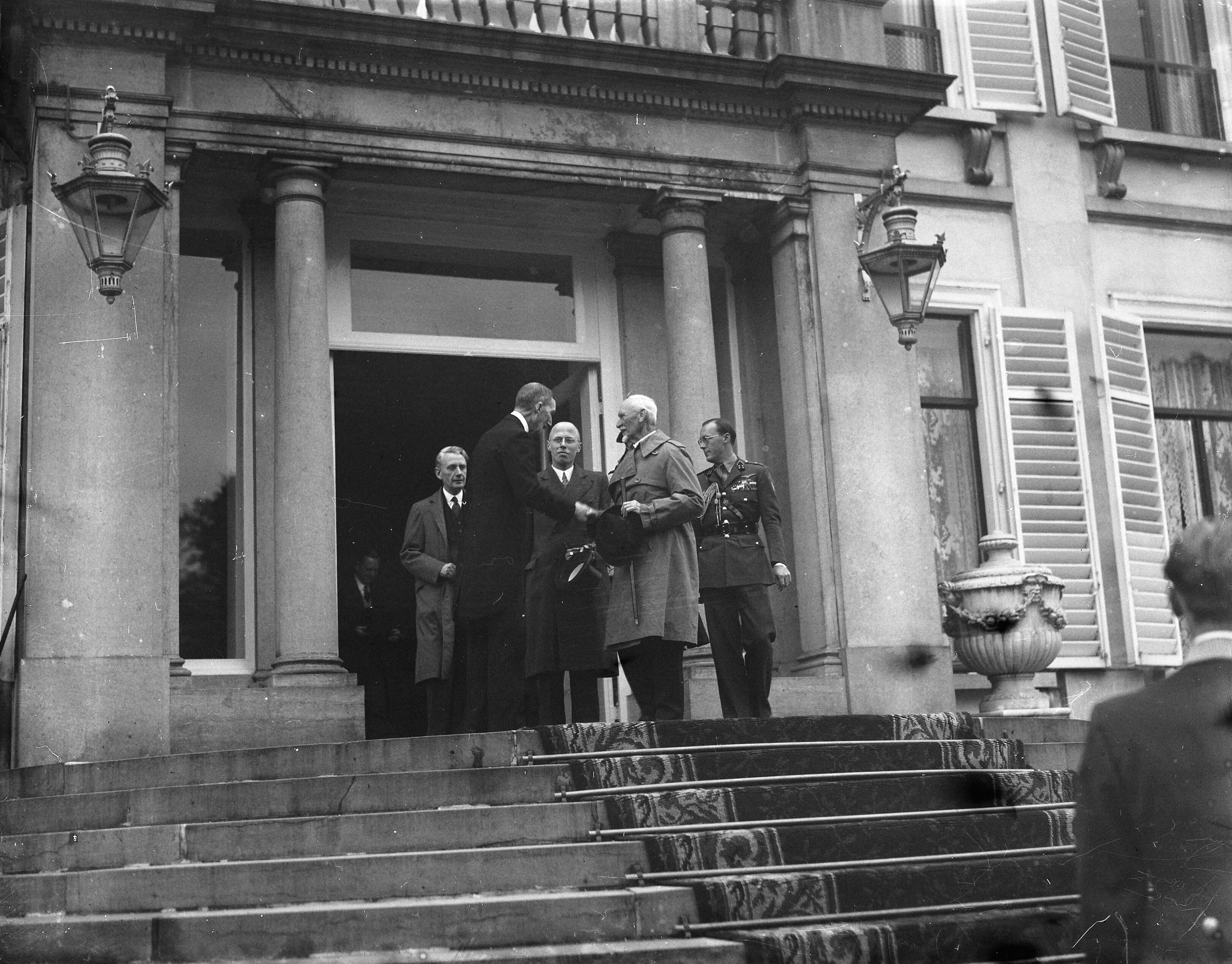 Fotocollectie Anefo — Generaal Smuts(minister-president van de Unie van Zuid-Afrika) op Soestdijk — Foto: Fotograaf Onbekend / Anefo. Licentie: Set B: Rechtenvrij / Publiek Domein. Bron: Nationaal Archief. http://hdl.handle.net/10648/a8a28c8e-d0b4-102d-bcf8-003048976d84