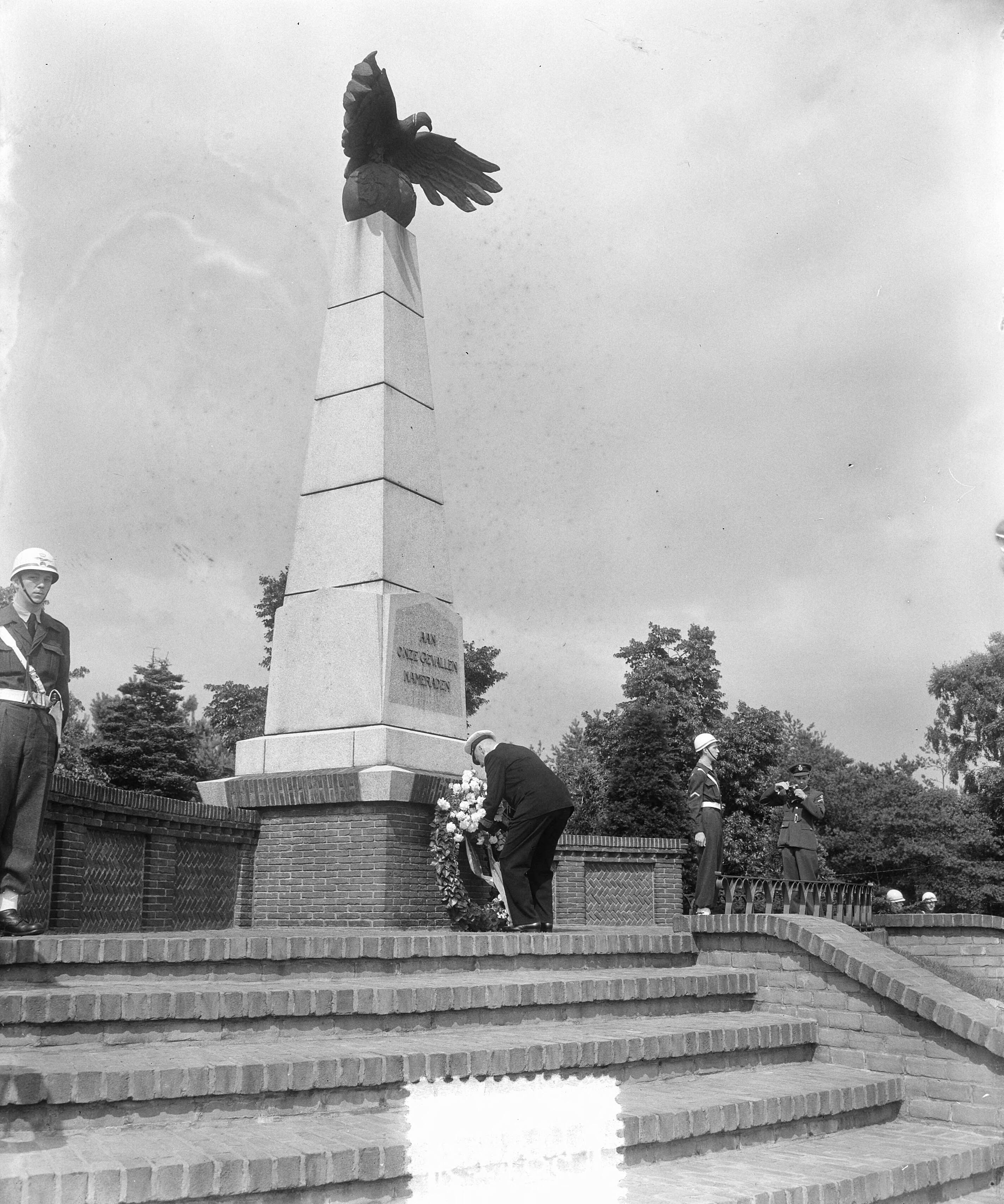 Fotocollectie Anefo — 40-jarig bestaan Koninklijke Luchtmacht. Kranslegging bij het Vliegermonument te Soesterberg door vice-admiraal N.A. Rost van Tonningen — Foto: Pot, Harry / Anefo. Licentie: Set B: Rechtenvrij / Publiek Domein. Bron: Nationaal Archief. http://hdl.handle.net/10648/a90ebed6-d0b4-102d-bcf8-003048976d84