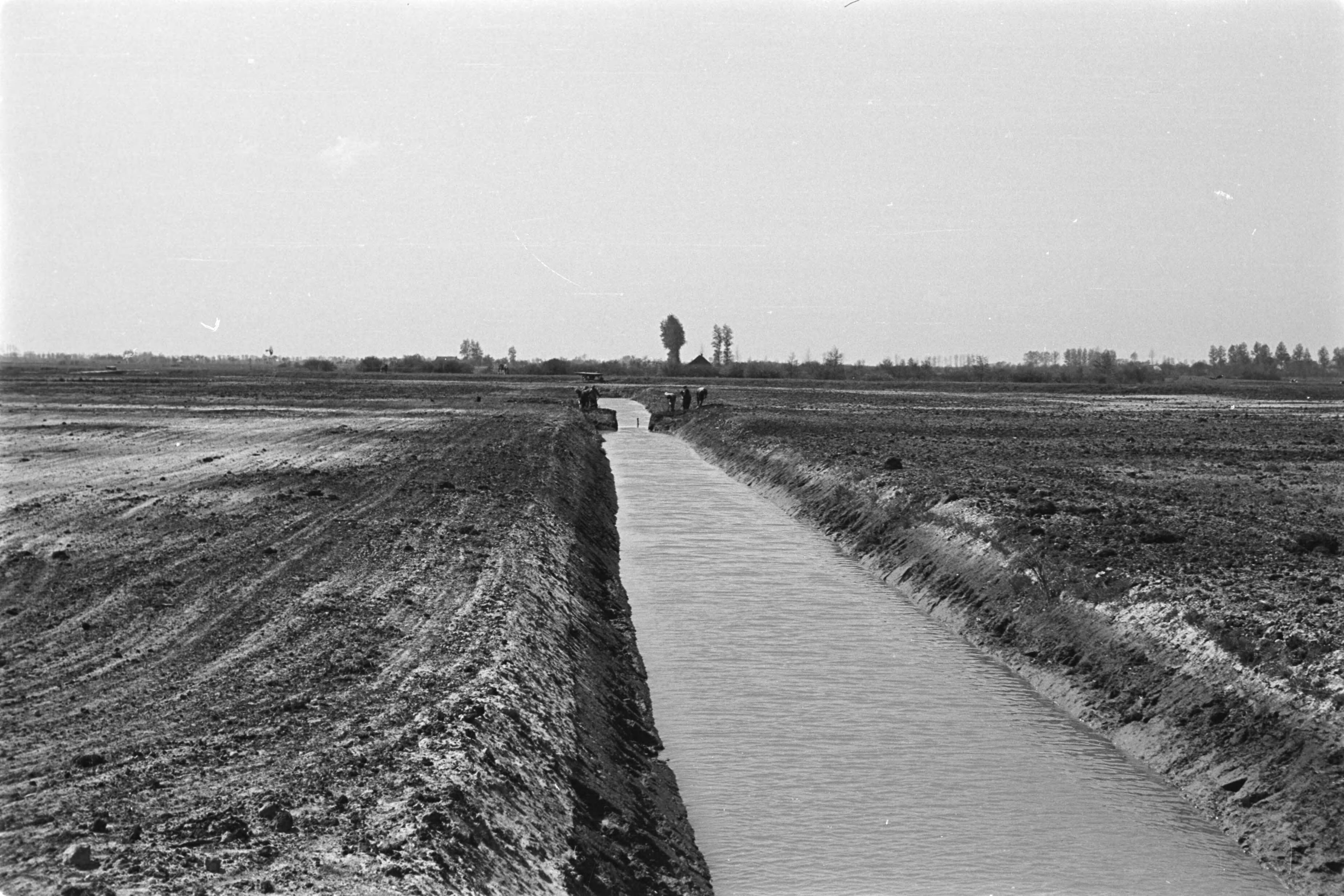 Fotocollectie Nederlandse Heidemaatschappij — Lucaswolde|ruilverkavelingen |graafwerkzaamheden |ontwateringssloten|Groningen — Foto: Fotograaf Onbekend / Heidemij. Licentie: Set B: Rechtenvrij / Publiek Domein. Bron: Nationaal Archief. http://hdl.handle.net/10648/ae88f1ec-d0b4-102d-bcf8-003048976d84