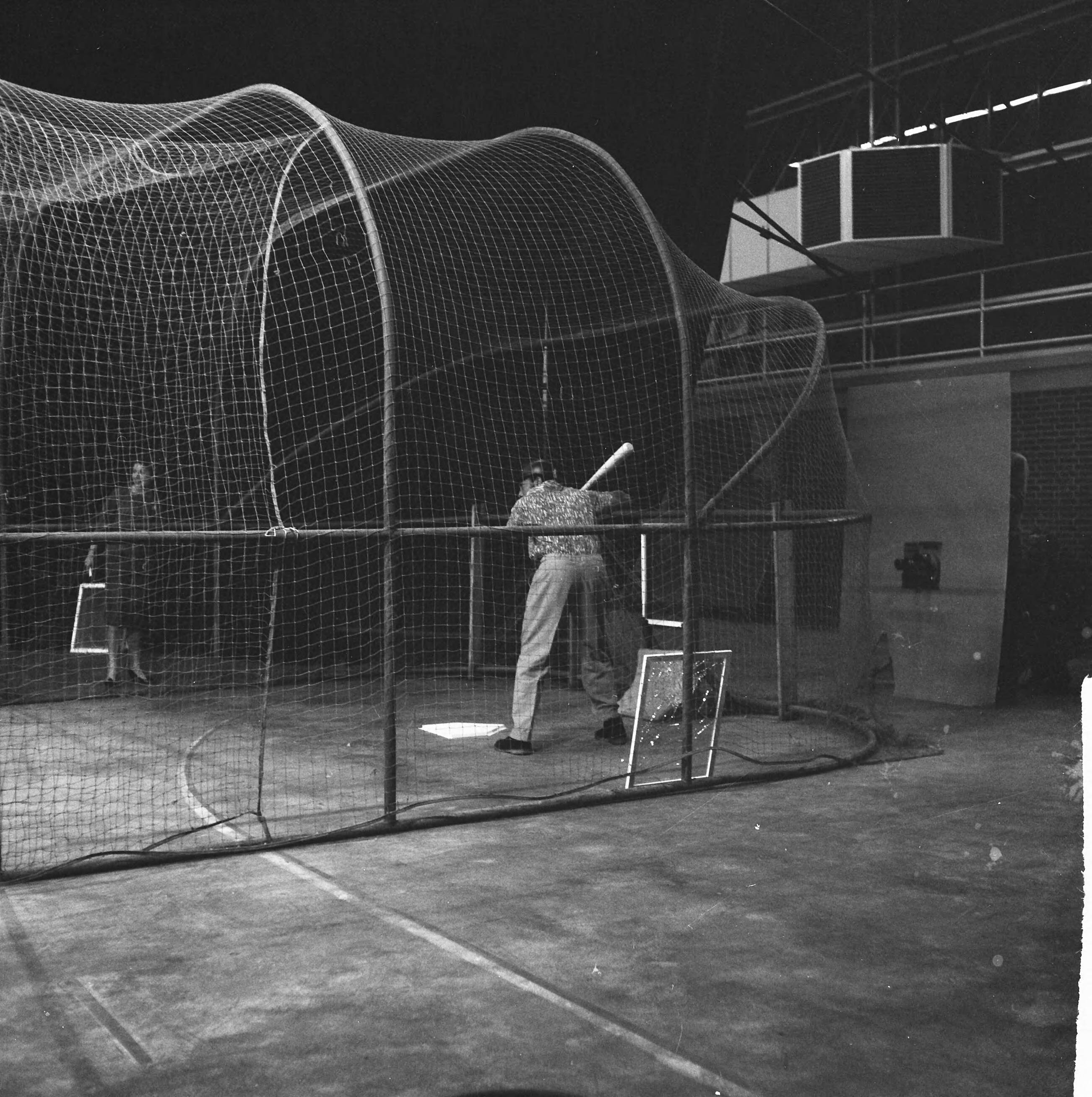 Fotocollectie Anefo — Televisieprogramma "TV-Toto" van de VARA uitgezonden vanuit de Expohal, Otto Sterman als slagman — Foto: Lindeboom, Henk / Anefo. Licentie: Set B: Rechtenvrij / Publiek Domein. Bron: Nationaal Archief. http://hdl.handle.net/10648/a9c24384-d0b4-102d-bcf8-003048976d84