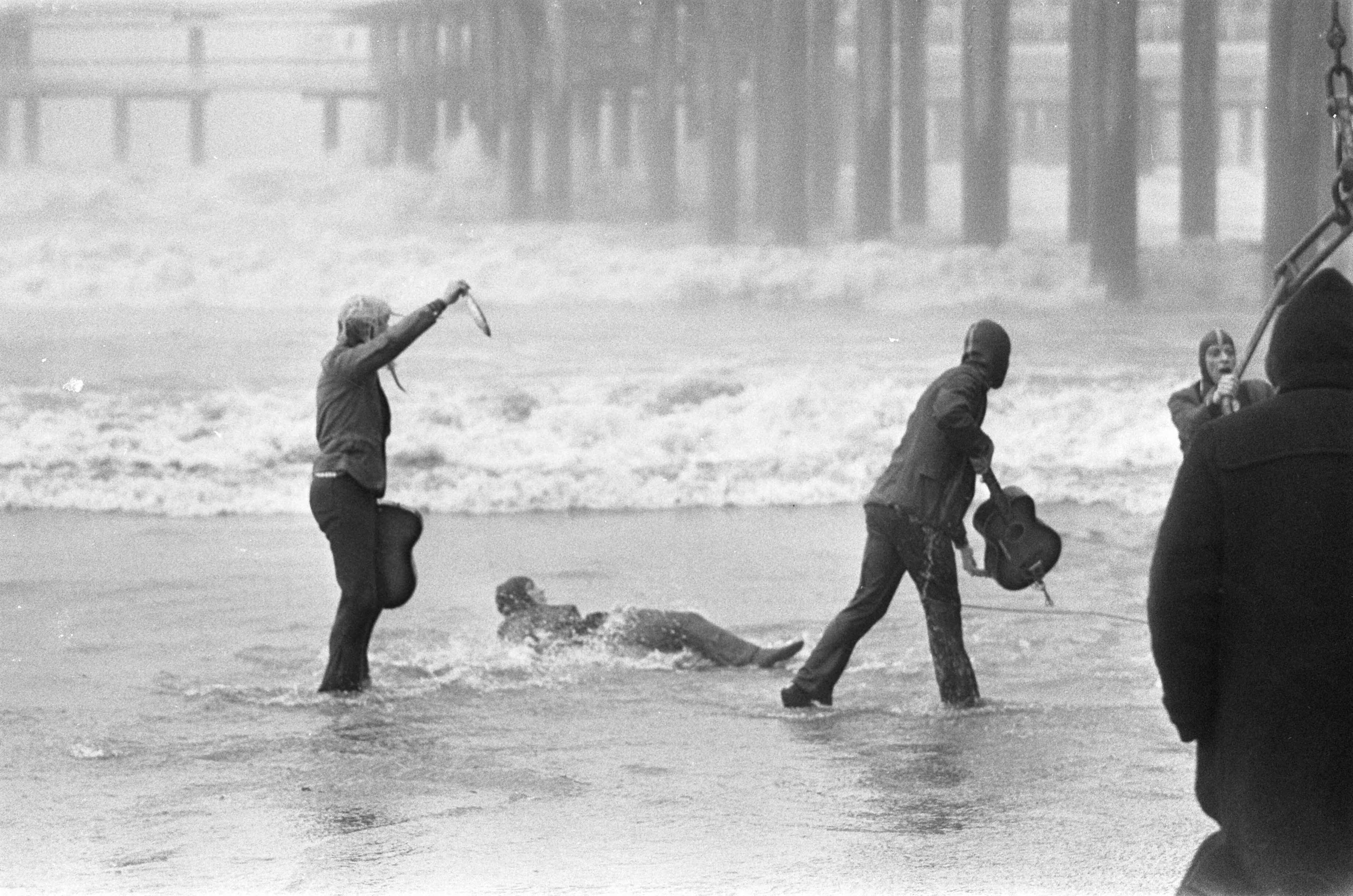 Beatgroep "The Young Ones" ten doop gehouden bij pier te Scheveningen — bands|water|zeeën|Scheveningse Pier|Zuid-Holland|Scheveningen — Foto: Fotograaf Onbekend / Anefo. Licentie: Set B: Rechtenvrij / Publiek Domein. Bron: Nationaal Archief. http://hdl.handle.net/10648/ab054f3e-d0b4-102d-bcf8-003048976d84