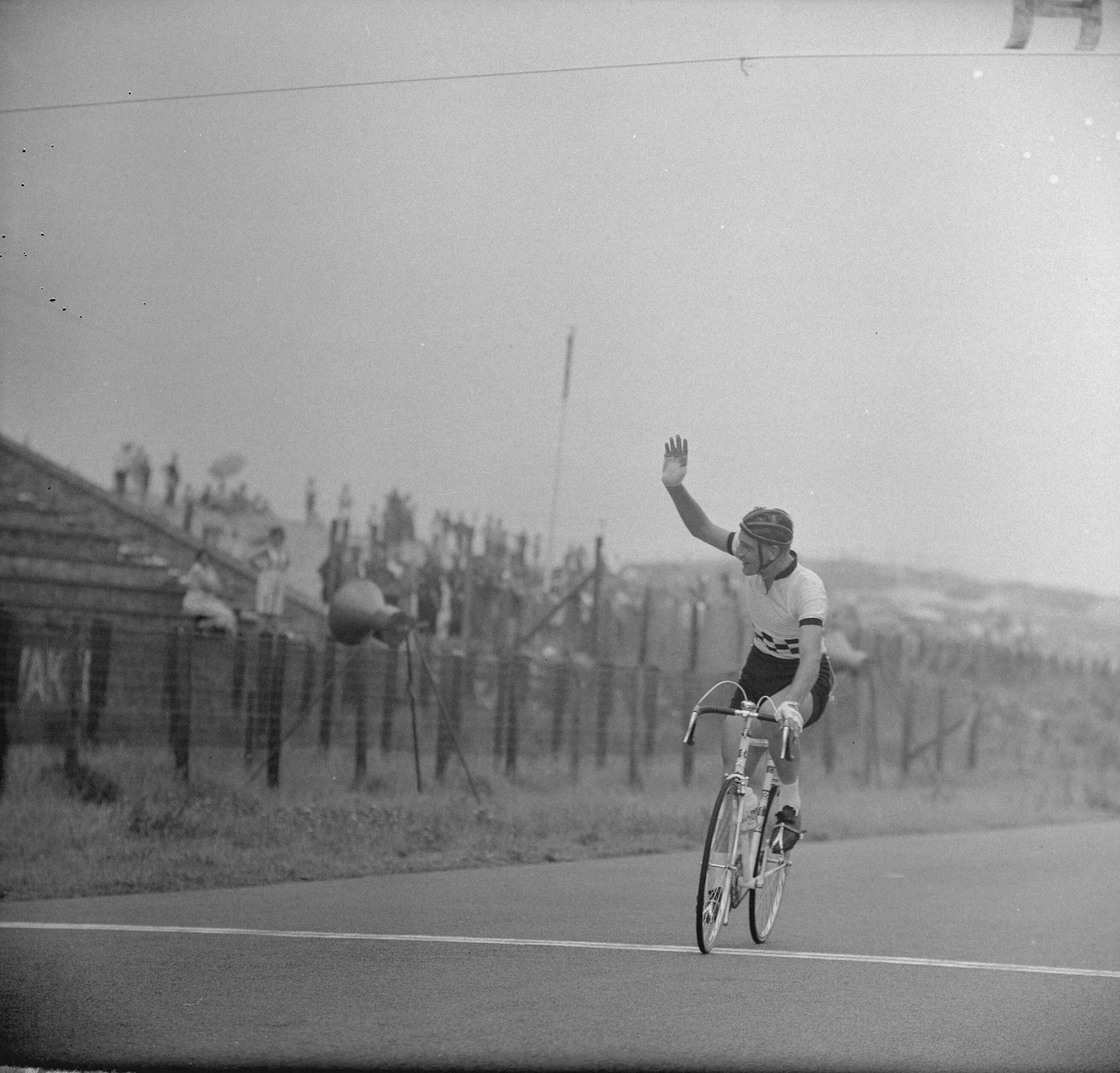Fotocollectie Anefo — Kampioenschap Wielrennen op de weg 1964 te Zandvoort. Tiemen Groen uit Follega, kampioen bij de Nieuwelingen, zwaait naar het publiek — Foto: Nijs, Jac. de / Anefo. Licentie: Set B: Rechtenvrij / Publiek Domein. Bron: Nationaal Archief. http://hdl.handle.net/10648/aa711dd2-d0b4-102d-bcf8-003048976d84