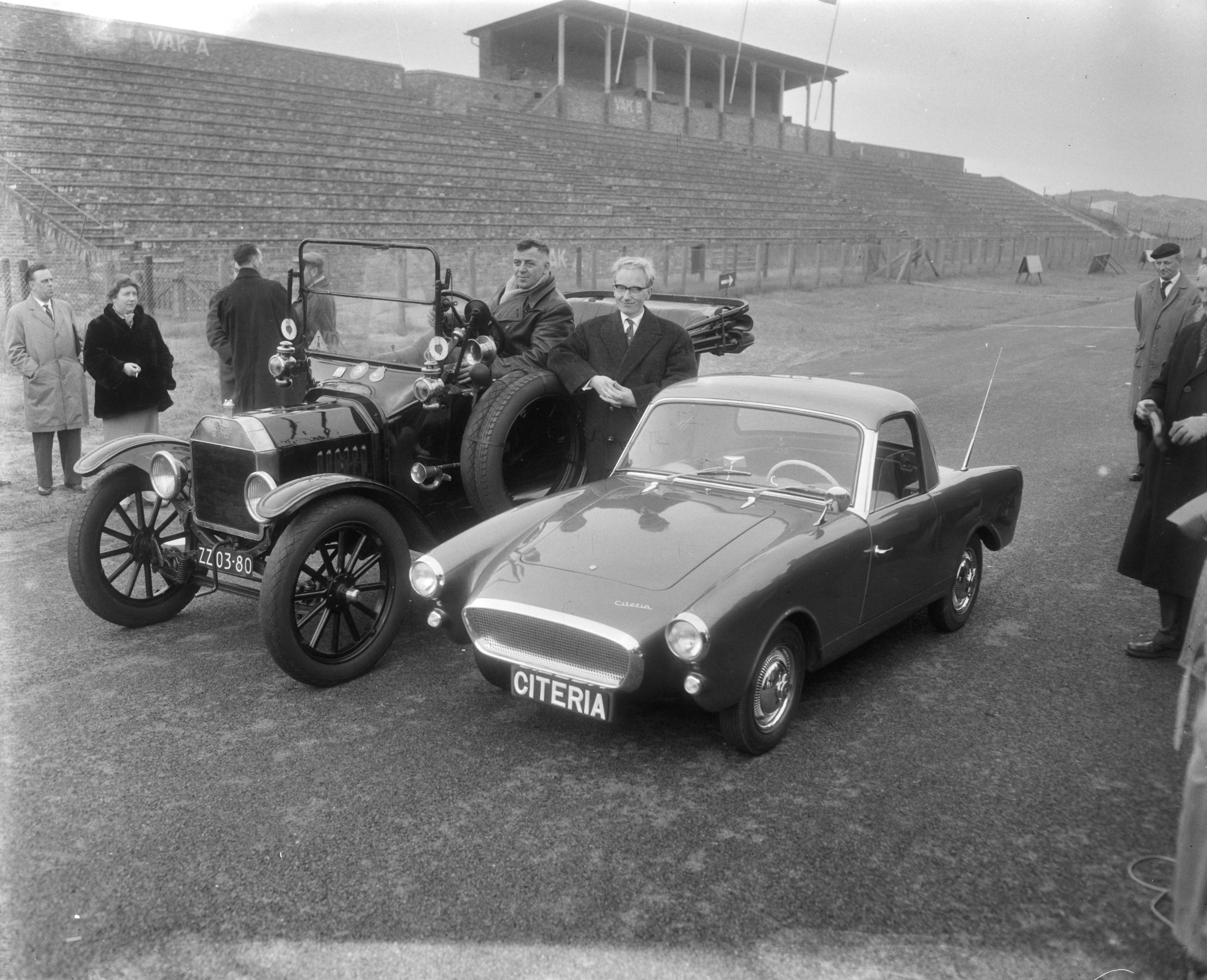 Fotocollectie Anefo — Demonstratie van de Citeria, een Nederlandse sportwagen met plastic carrosserie, op het circuit van Zandvoort, De Citeria naast een T-Ford uit 1911, in het midden de ontwerper L.J. van Beekum uit Den Haag — Foto: Pot, Harry / Anefo. Licentie: Set B: Rechtenvrij / Publiek Domein. Bron: Nationaal Archief. http://hdl.handle.net/10648/a9888752-d0b4-102d-bcf8-003048976d84