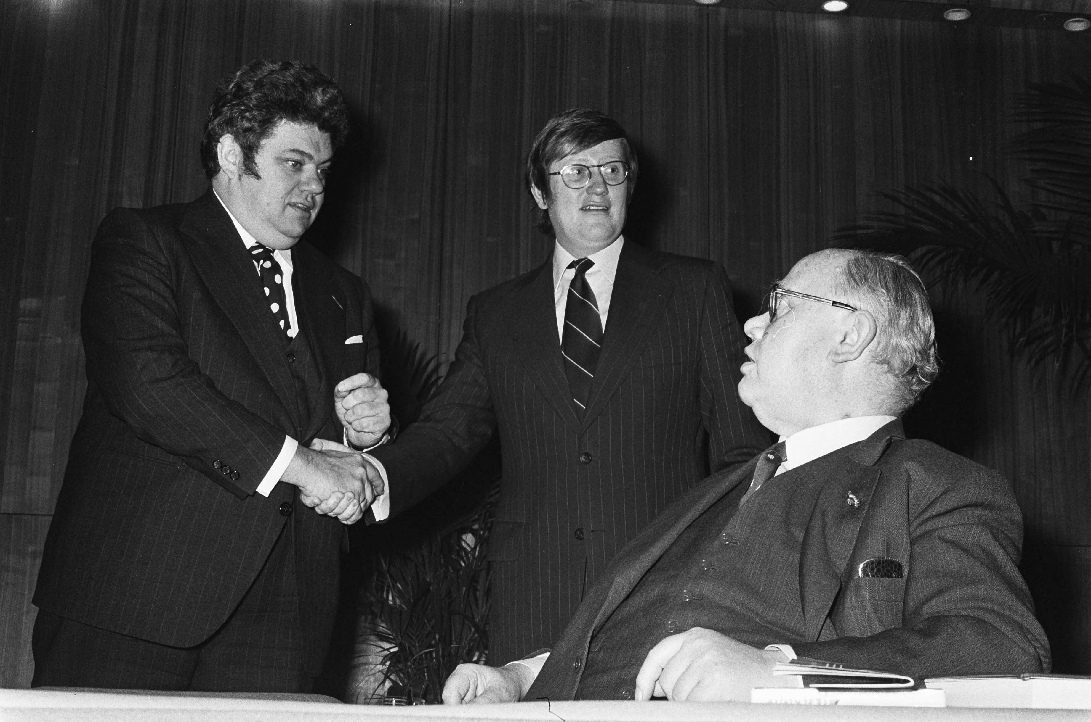 Fotocollectie Anefo — VVD-congres in Breda; v.l.n.r. Vonhoff, Wiegel, en Van Riel — Foto: Verhoeff, Bert / Anefo. Licentie: Set B: Rechtenvrij / Publiek Domein. Bron: Nationaal Archief. http://hdl.handle.net/10648/ac638c88-d0b4-102d-bcf8-003048976d84