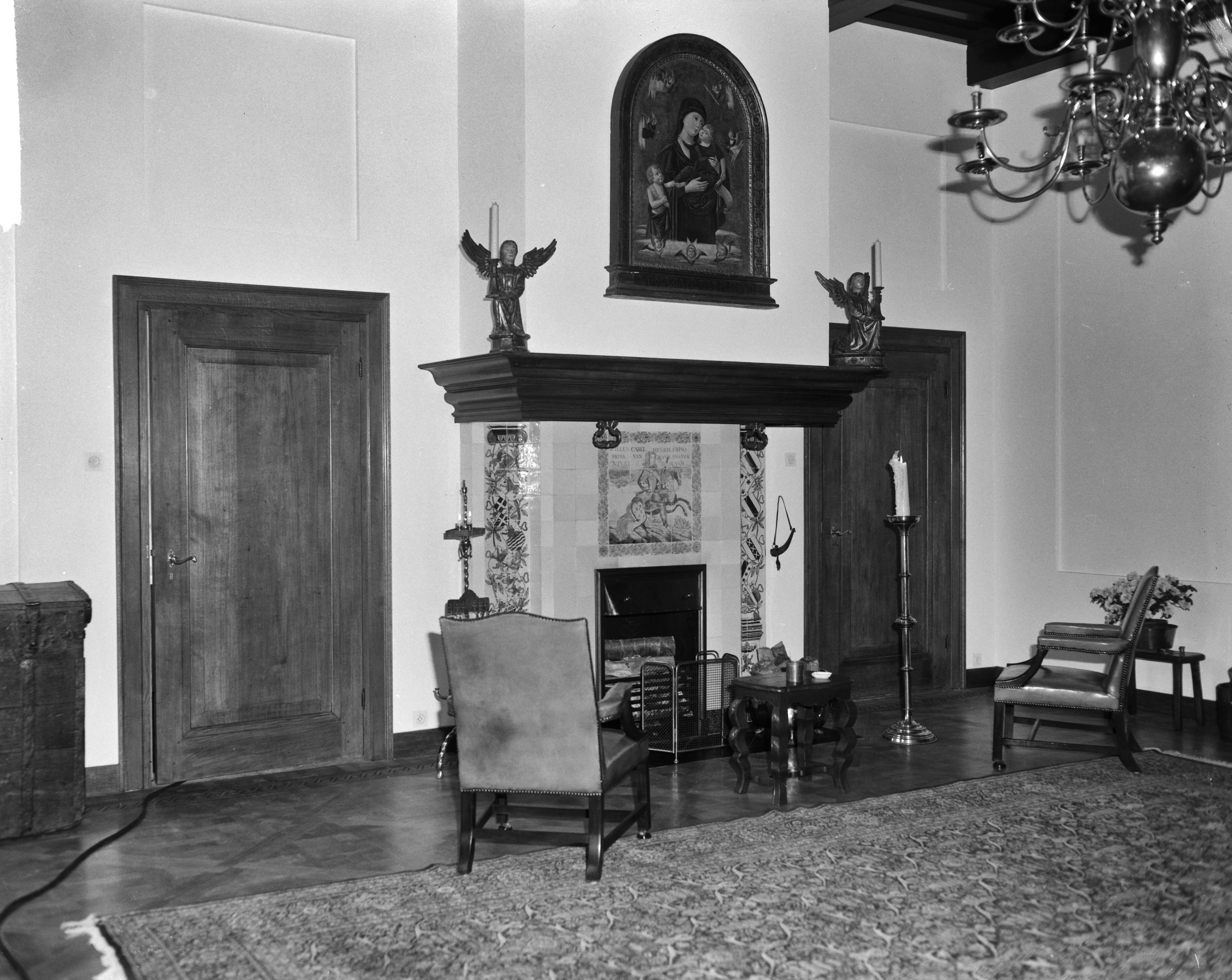 Fotocollectie Anefo — Interieur Slot Drakensteyn . — Foto: Bilsen, Joop van / Anefo. Licentie: Set B: Rechtenvrij / Publiek Domein. Bron: Nationaal Archief. http://hdl.handle.net/10648/aa306760-d0b4-102d-bcf8-003048976d84