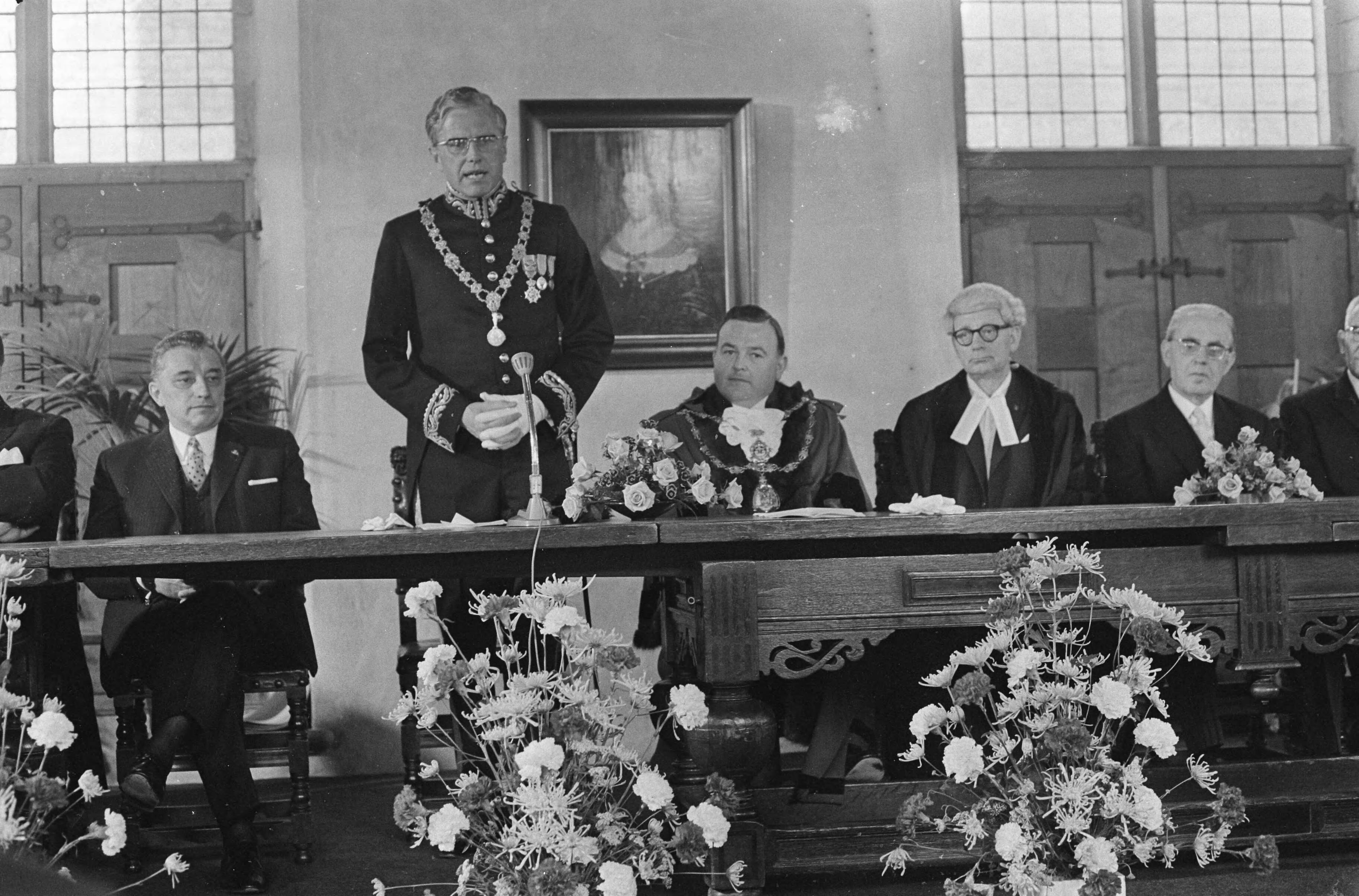Viering van het 750-jarig bestaan van de stad Middelburg — Burgemeester mr. J. Drijber tijdens het openingswoord; links mr. J. van Aartsen, rechts de burgemeester van Folkstone — Foto: Fotograaf Onbekend / Anefo. Licentie: Set B: Rechtenvrij / Publiek Domein. Bron: Nationaal Archief. http://hdl.handle.net/10648/ab1b9a32-d0b4-102d-bcf8-003048976d84