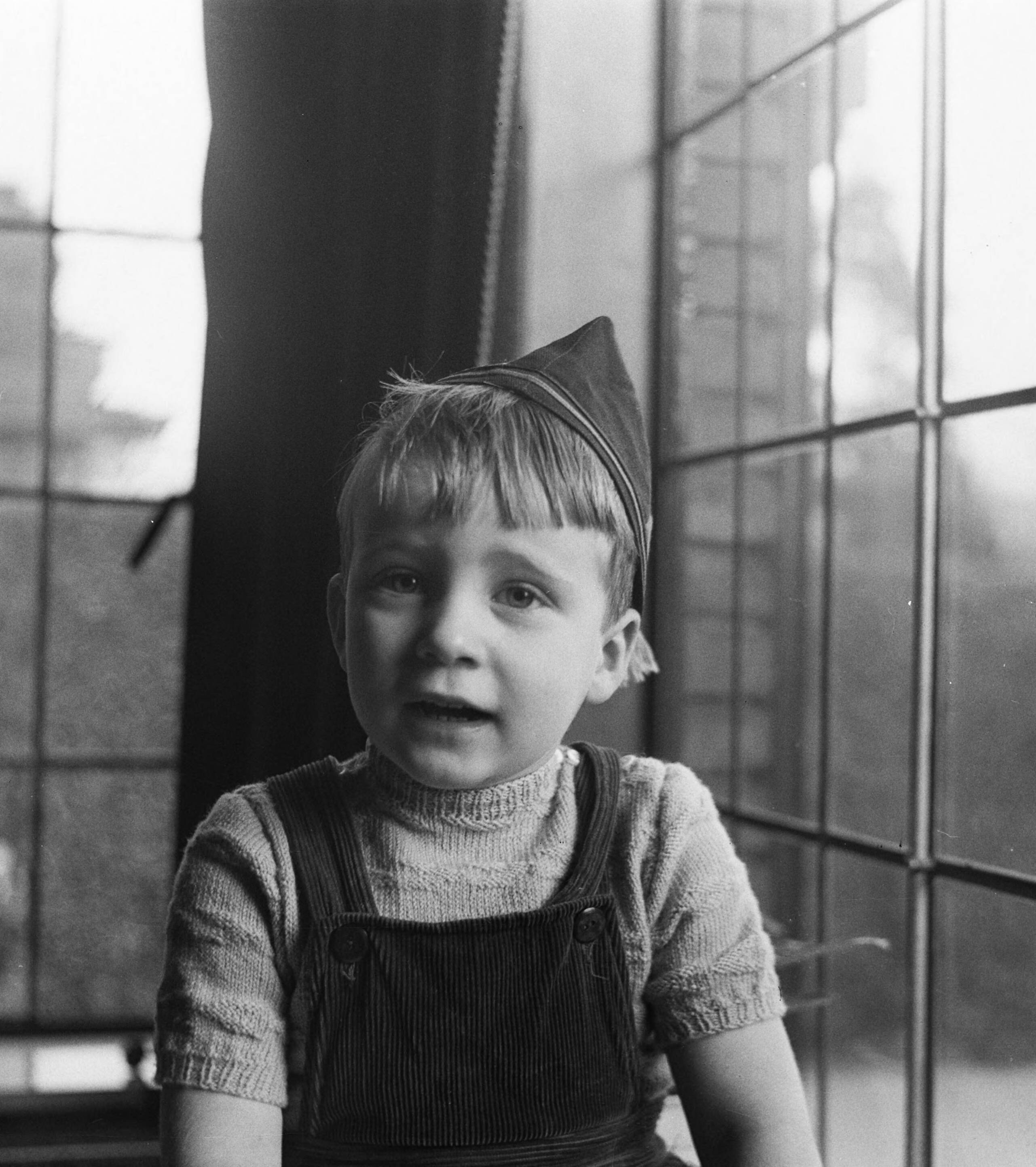 Fotocollectie Anefo — Opdracht Heer Smulders Voorburg. Kinderfoto's. Kleuter met muts in venster — Foto: Bilsen, Joop van / Anefo. Licentie: Set B: Rechtenvrij / Publiek Domein. Bron: Nationaal Archief. http://hdl.handle.net/10648/a906ea4e-d0b4-102d-bcf8-003048976d84