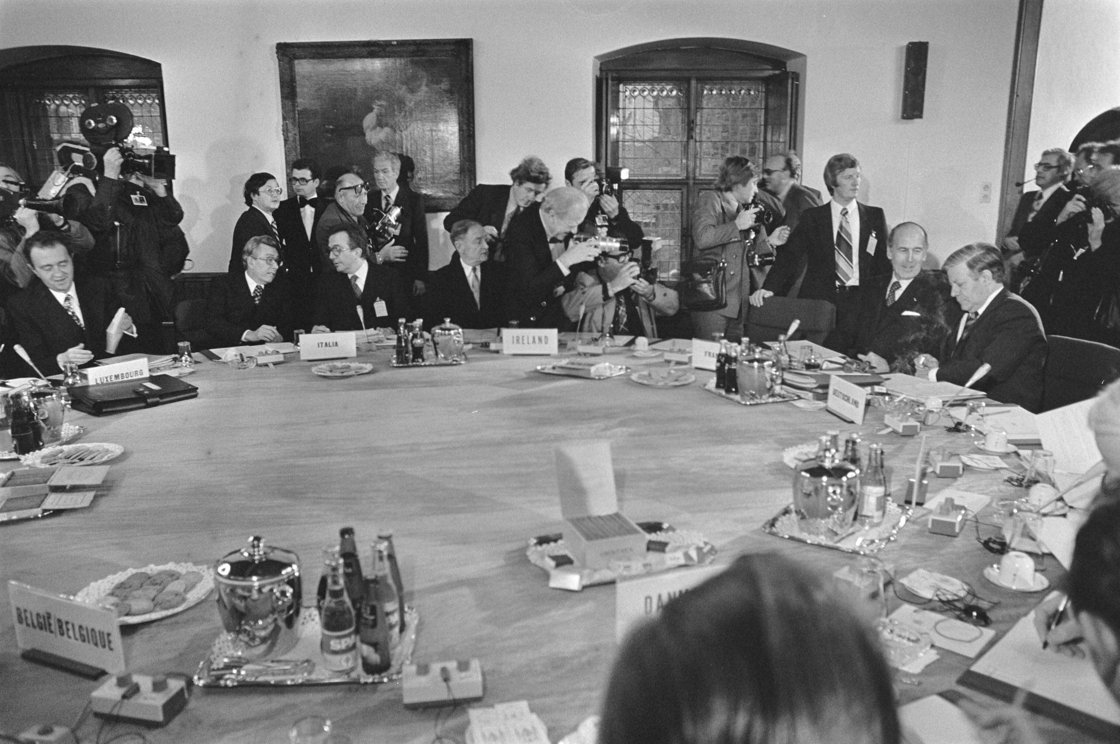 Fotocollectie Anefo — Bijeenkomst regeringsleiders EG in Den Haag ; 26, 27: in de Rolzaal, links DEstaing rechts Schmidt — Foto: Peters, Hans / Anefo. Licentie: Set B: Rechtenvrij / Publiek Domein. Bron: Nationaal Archief. http://hdl.handle.net/10648/ac90fccc-d0b4-102d-bcf8-003048976d84