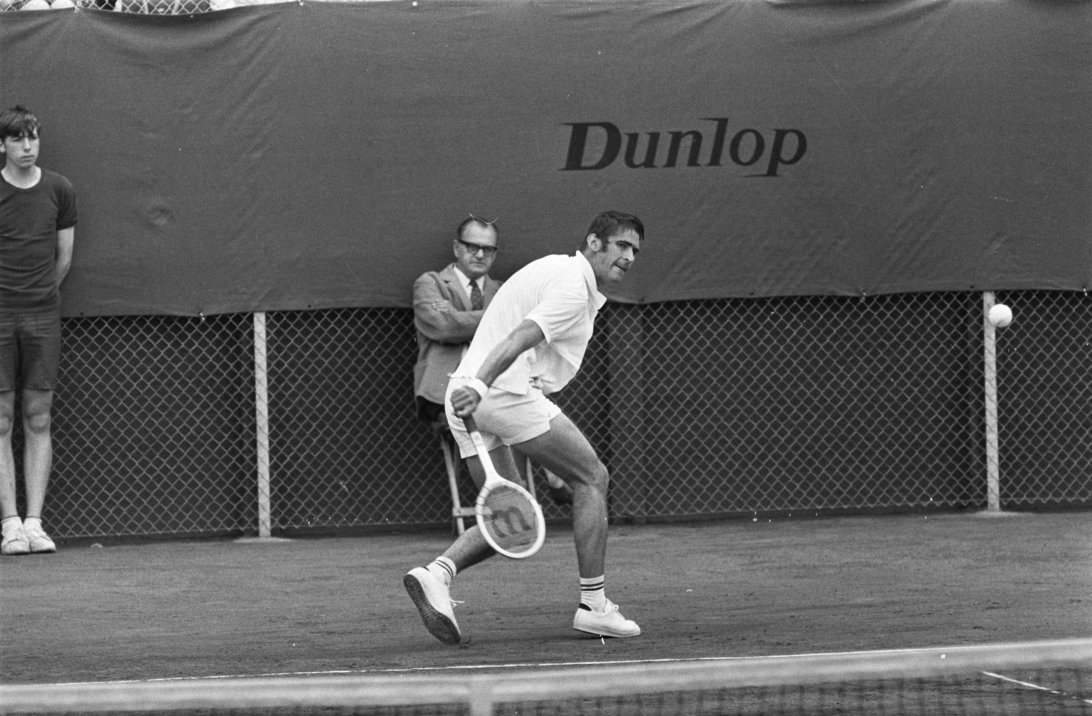Tenniswedstrijden op de METS-banen te Scheveningen — Marty Riessen in actie — Foto: Fotograaf Onbekend / Anefo. Licentie: Set B: Rechtenvrij / Publiek Domein. Bron: Nationaal Archief. http://hdl.handle.net/10648/ab71b78c-d0b4-102d-bcf8-003048976d84