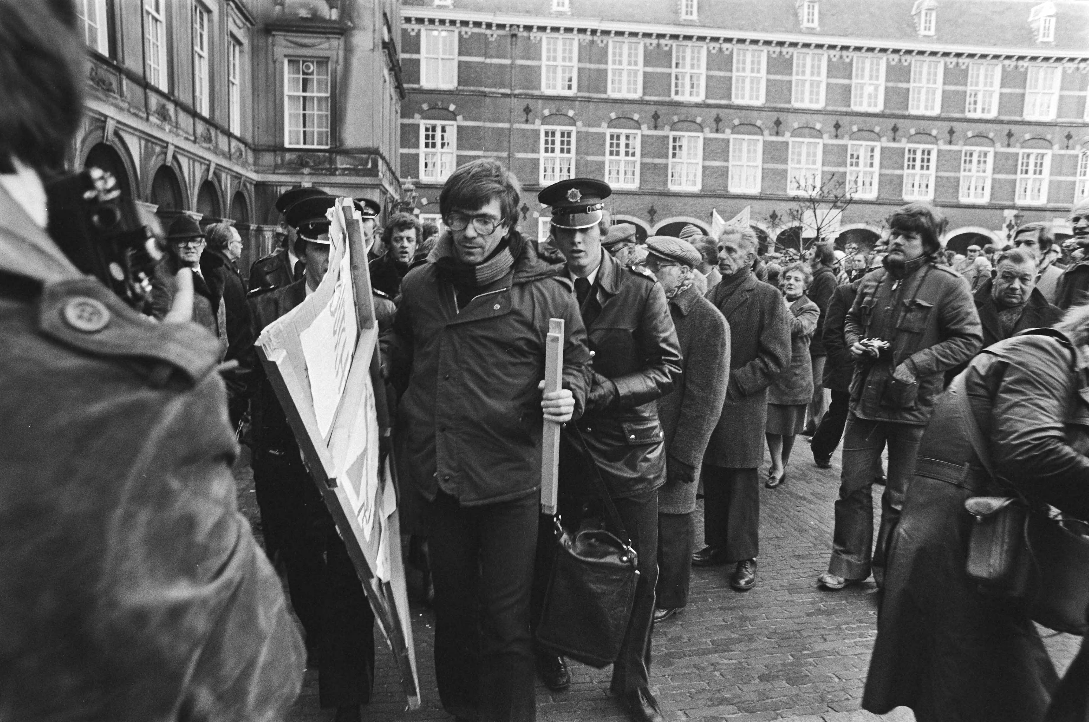 Fotocollectie Anefo — Demonstratie tegen vrijlating Menten op Binnenhof ( Den Haag ); problemen met protestbord tegen koningin Juliana — Foto: Croes, Rob C. / Anefo. Licentie: Set B: Rechtenvrij / Publiek Domein. Bron: Nationaal Archief. http://hdl.handle.net/10648/acc0dc3a-d0b4-102d-bcf8-003048976d84