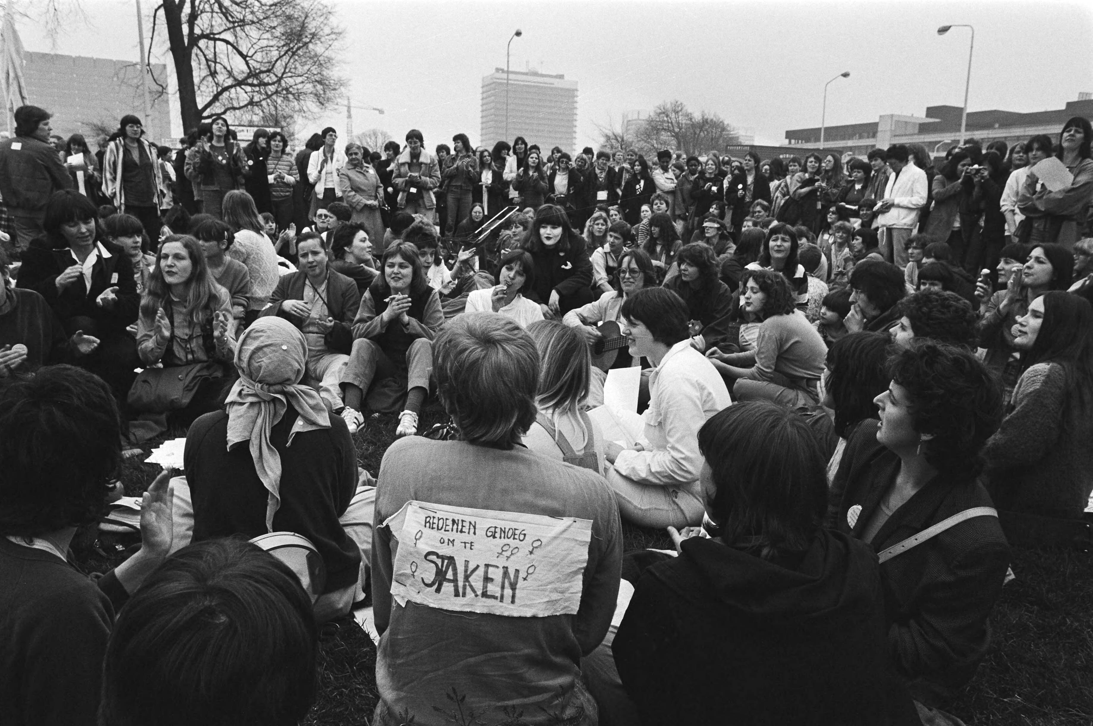 Fotocollectie Anefo — Landelijke vrouwenstakingsdag, in Den Haag werd i.v.m. landelijke vrouwenstakingsdag dem., — Foto: Dijk, Hans van / Anefo. Licentie: Set B: Rechtenvrij / Publiek Domein. Bron: Nationaal Archief. http://hdl.handle.net/10648/acf84b66-d0b4-102d-bcf8-003048976d84