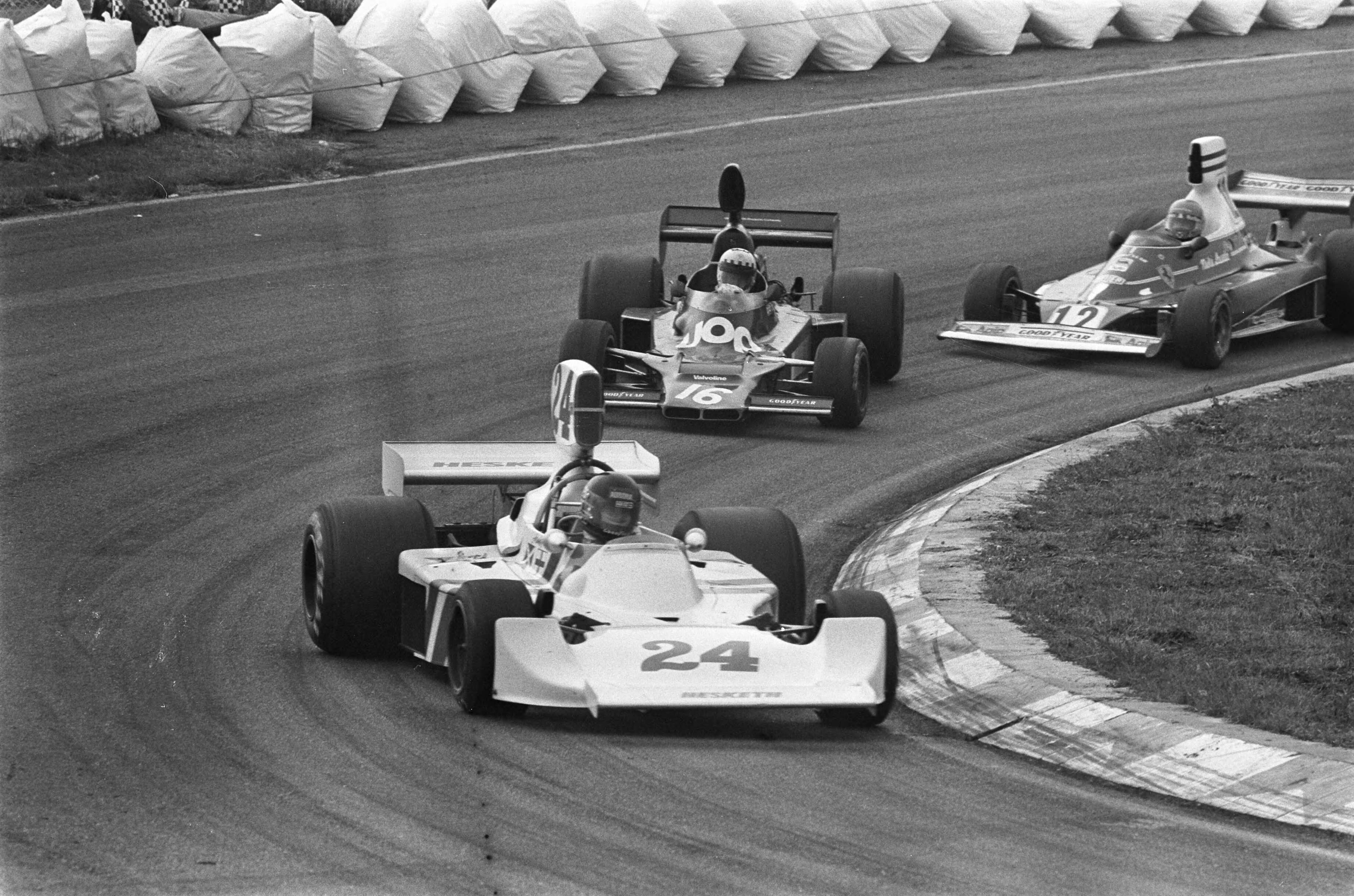 Grand Prix op het circuit van Zandvoort — Hunt (24) gevolgd door Price (16) en Lauda (12) — Foto: Croes, Rob C. / Anefo. Licentie: Set B: Rechtenvrij / Publiek Domein. Bron: Nationaal Archief. http://hdl.handle.net/10648/ac6bd690-d0b4-102d-bcf8-003048976d84