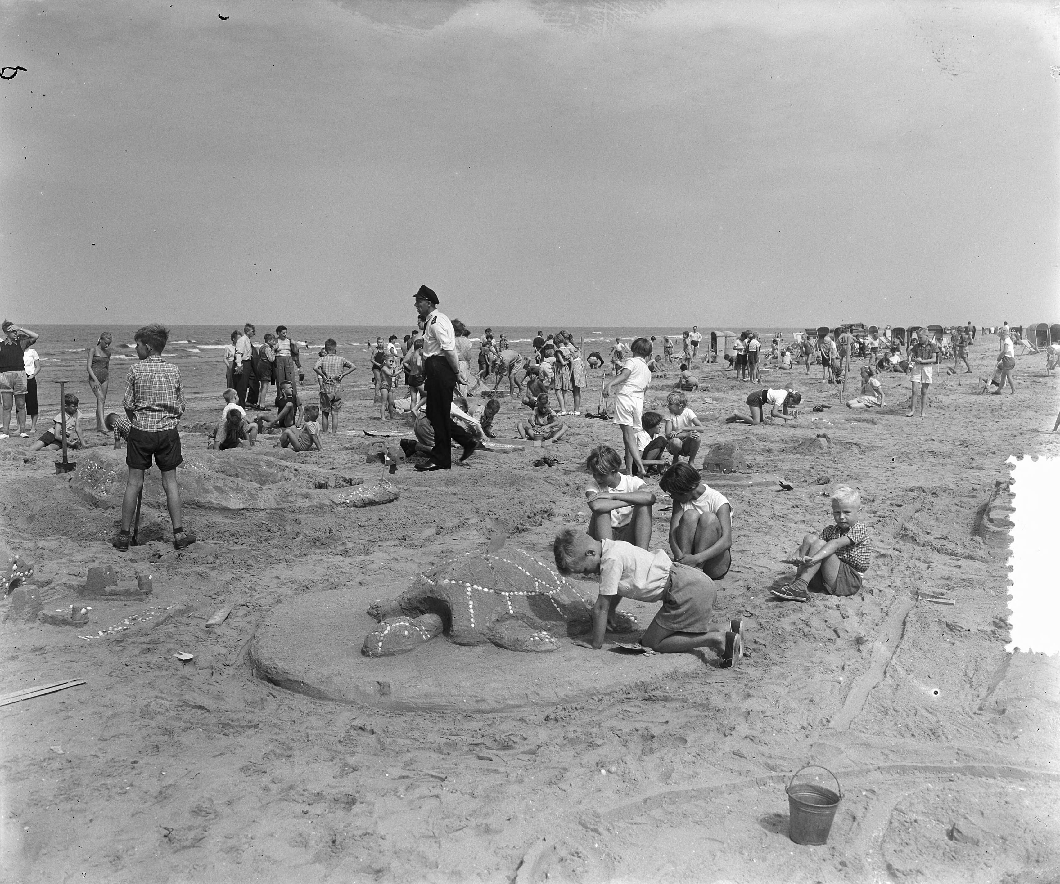 Fotocollectie Anefo — Zandbouwwedstrijd te Zandvoort — Foto: Pot, Harry / Anefo. Licentie: Set B: Rechtenvrij / Publiek Domein. Bron: Nationaal Archief. http://hdl.handle.net/10648/a9110fa6-d0b4-102d-bcf8-003048976d84