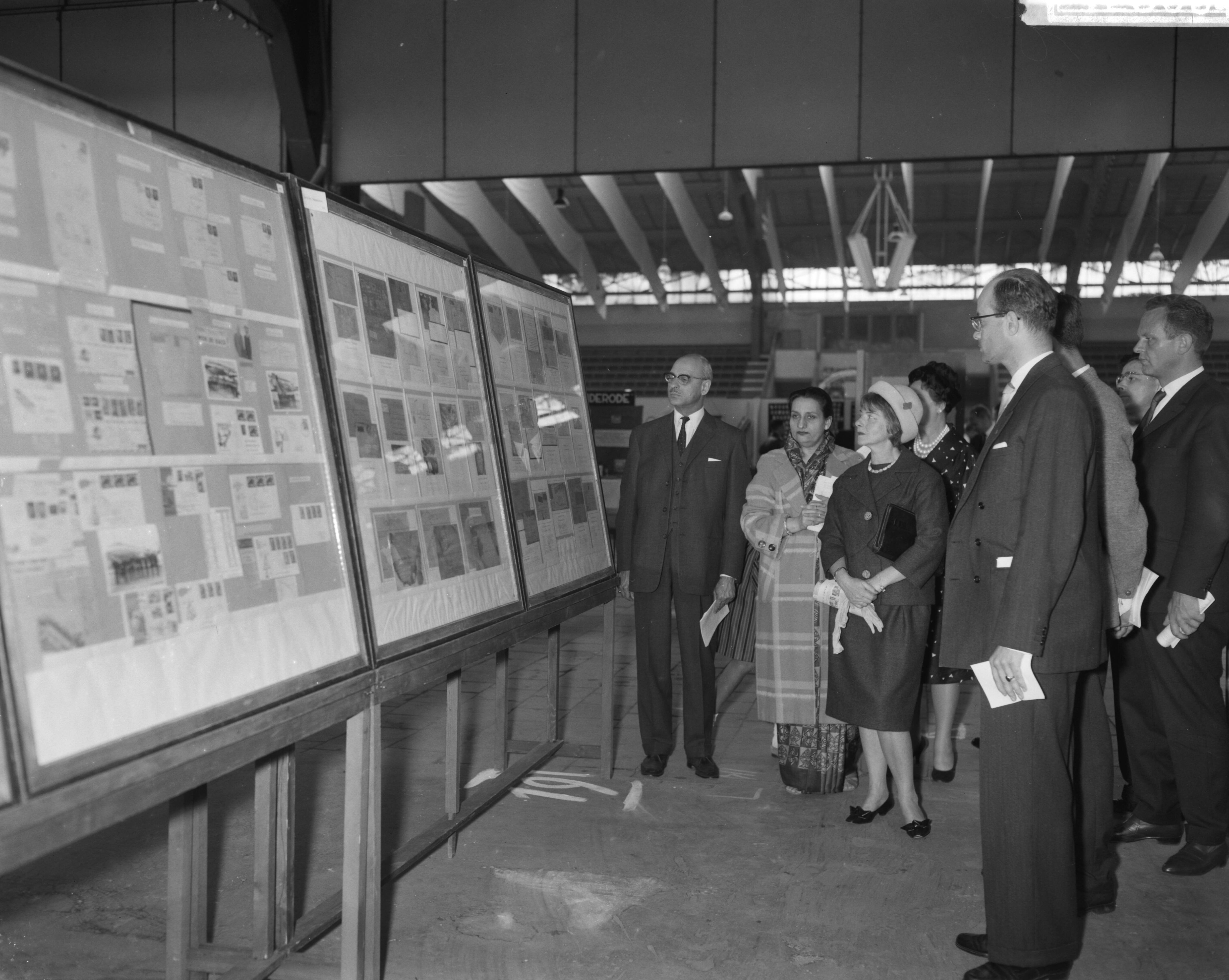 Fotocollectie Anefo — Tentoonstelling "Curiosa" in de Houtrusthallen te Den Haag — Foto: Bilsen, Joop van / Anefo. Licentie: Set B: Rechtenvrij / Publiek Domein. Bron: Nationaal Archief. http://hdl.handle.net/10648/a9dea0d8-d0b4-102d-bcf8-003048976d84