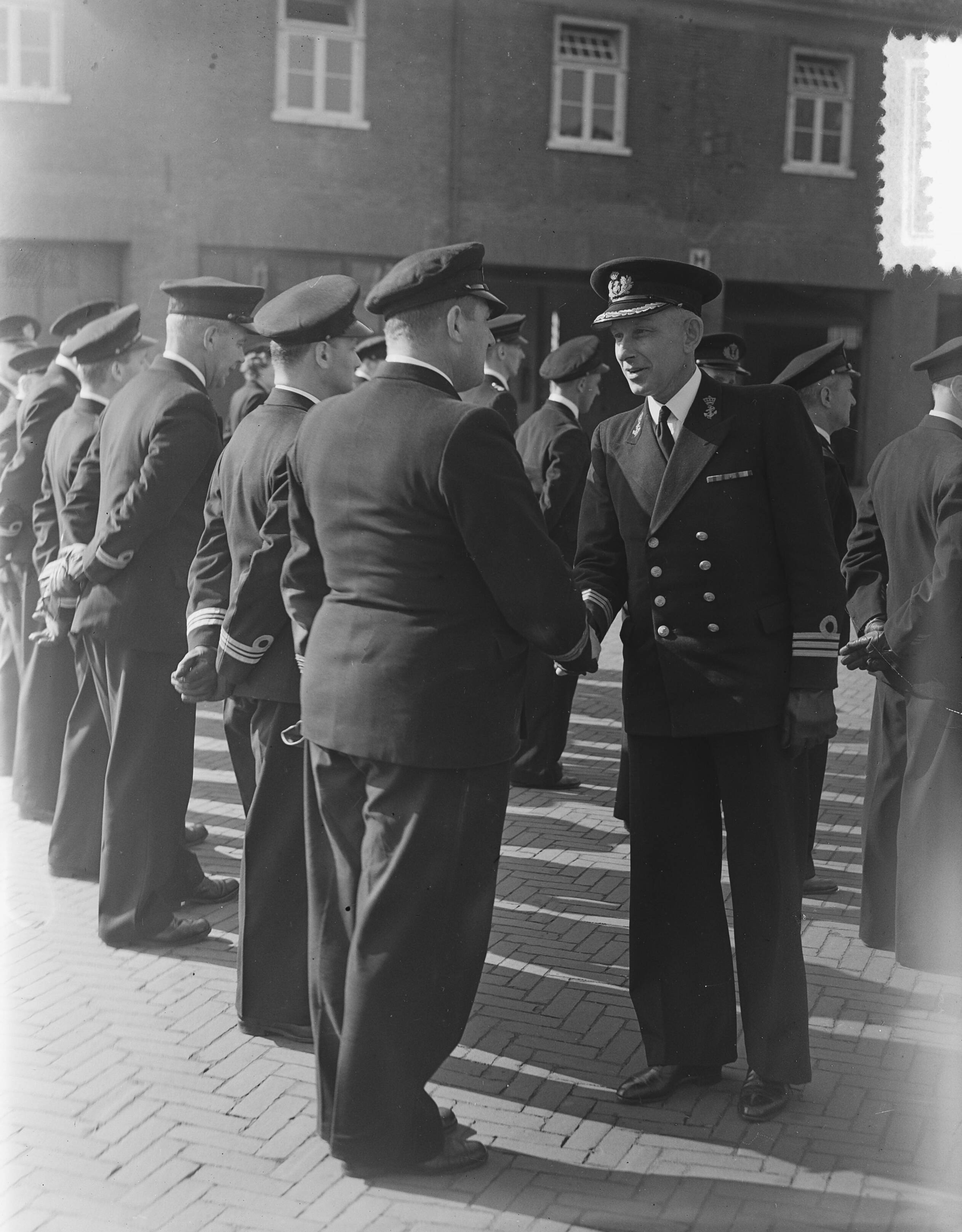 Commando-overdracht van de Marinezazerne te Den Haag — Commando-overdracht van de Marinezazerne te Den Haag door kapitein-luitenant-ter-zee B.J. Velderman aan kapitein-ter-zee M.A.J. Derksema. Kapitein-luitenant-ter-zee B.J. Velderman neemt afscheid van de manschappen — Foto: Duinen, H. van / Anefo. Licentie: Set B: Rechtenvrij / Publiek Domein. Bron: Nationaal Archief. http://hdl.handle.net/10648/a8f05ef0-d0b4-102d-bcf8-003048976d84